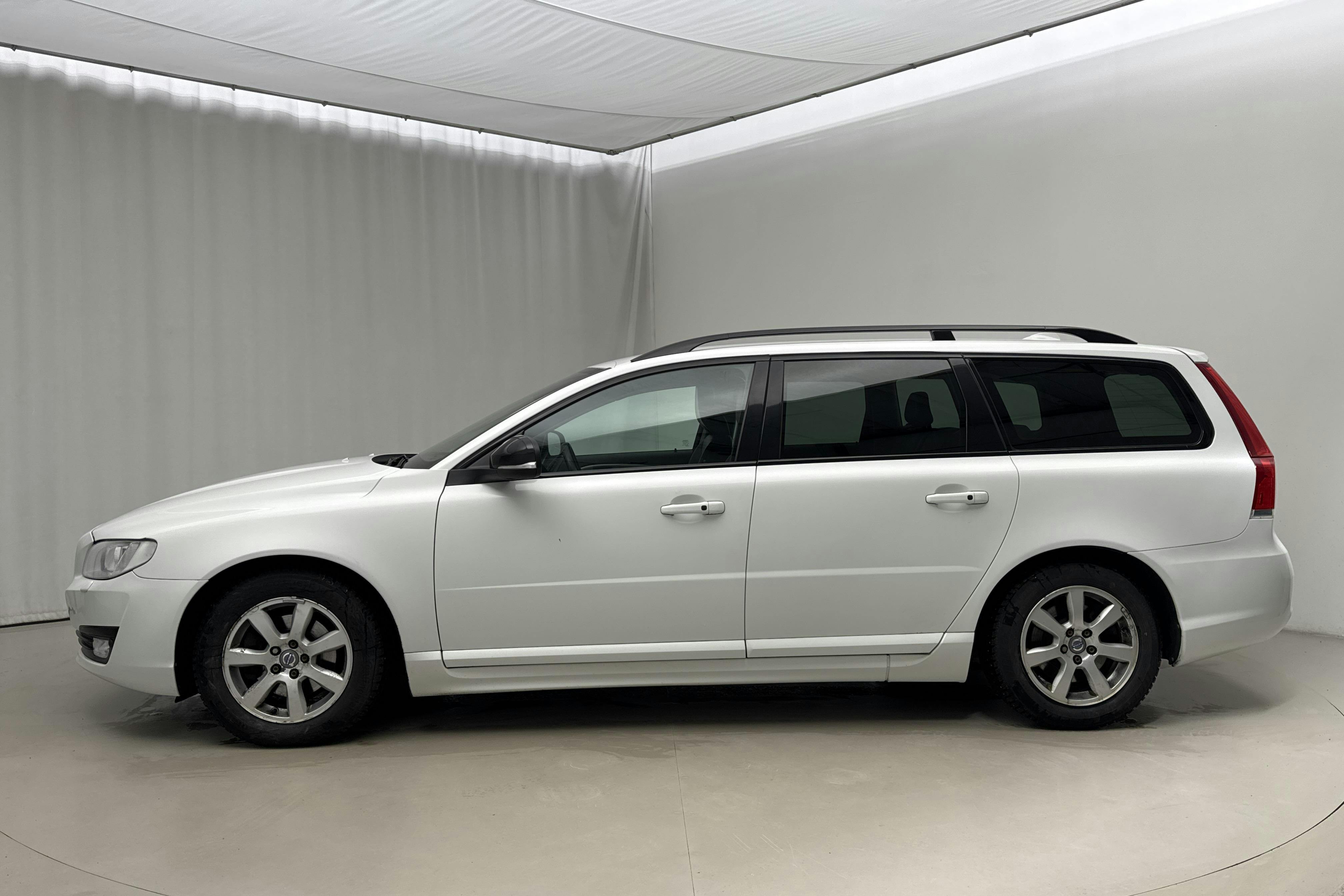 Præsentationsfoto 2 af 13: Volvo V70 II T4 (190hk) - 202 200 kilometer - Salgsautomat - Hvid - 2016