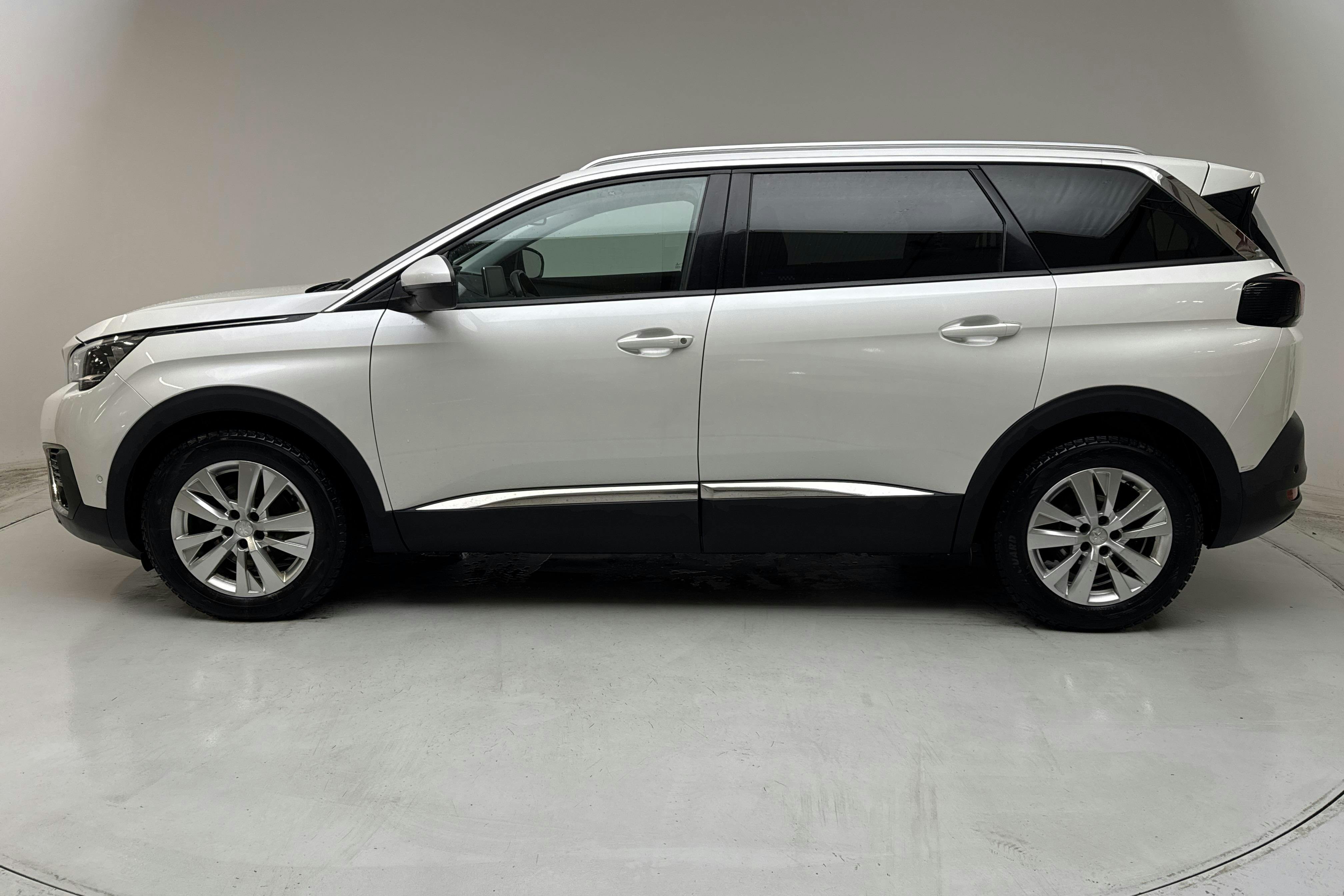 Presentationsfoto 2 av 14: Peugeot 5008 1.2 PureTech (130hk) - 20 383 mil - Automat - 2017