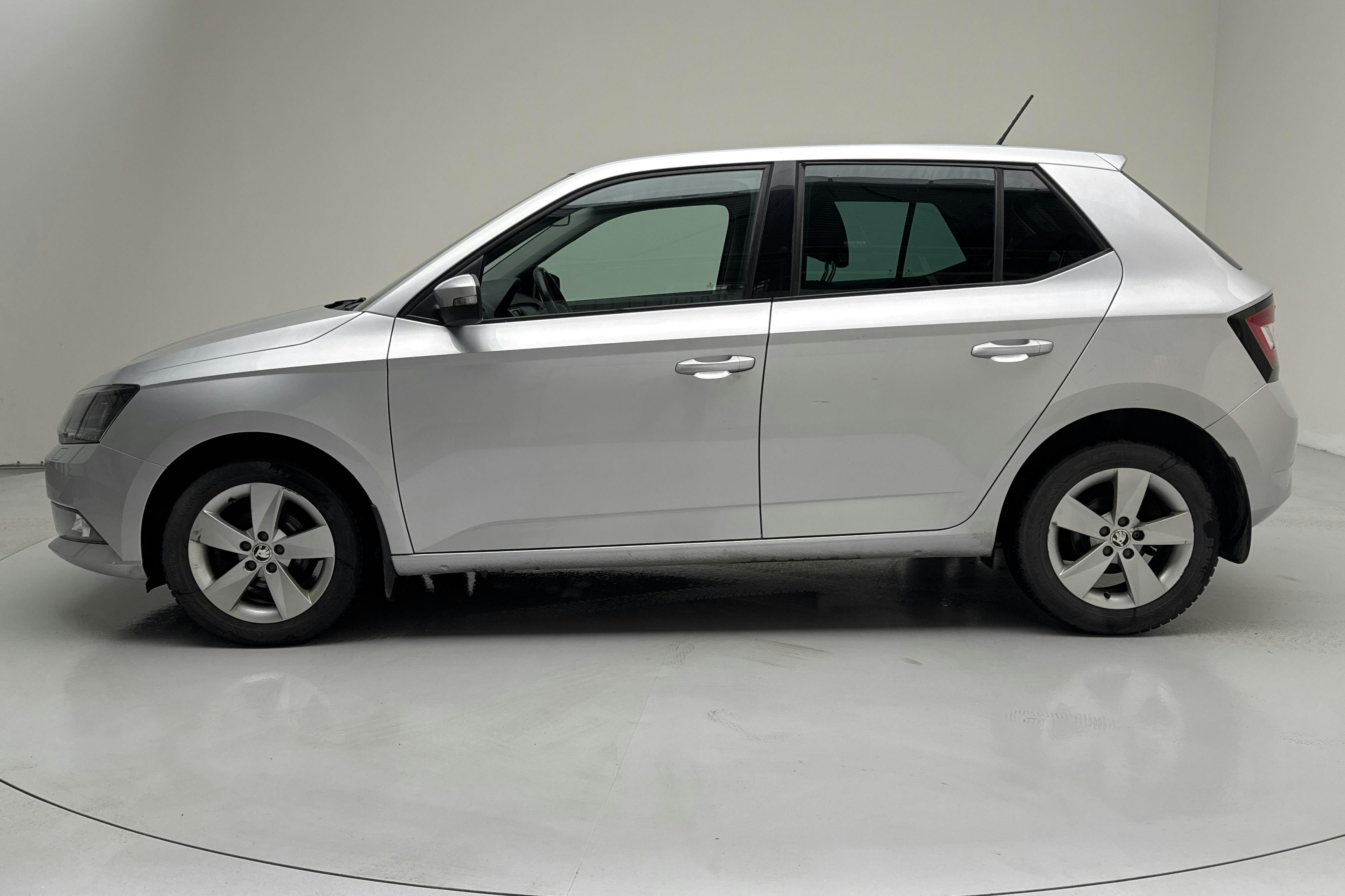 Esittelykuva 2 osoitteesta 13: Skoda Fabia 1.2 TSI (90hk) - 155 900 km - Manuaalinen - hopea - 2016