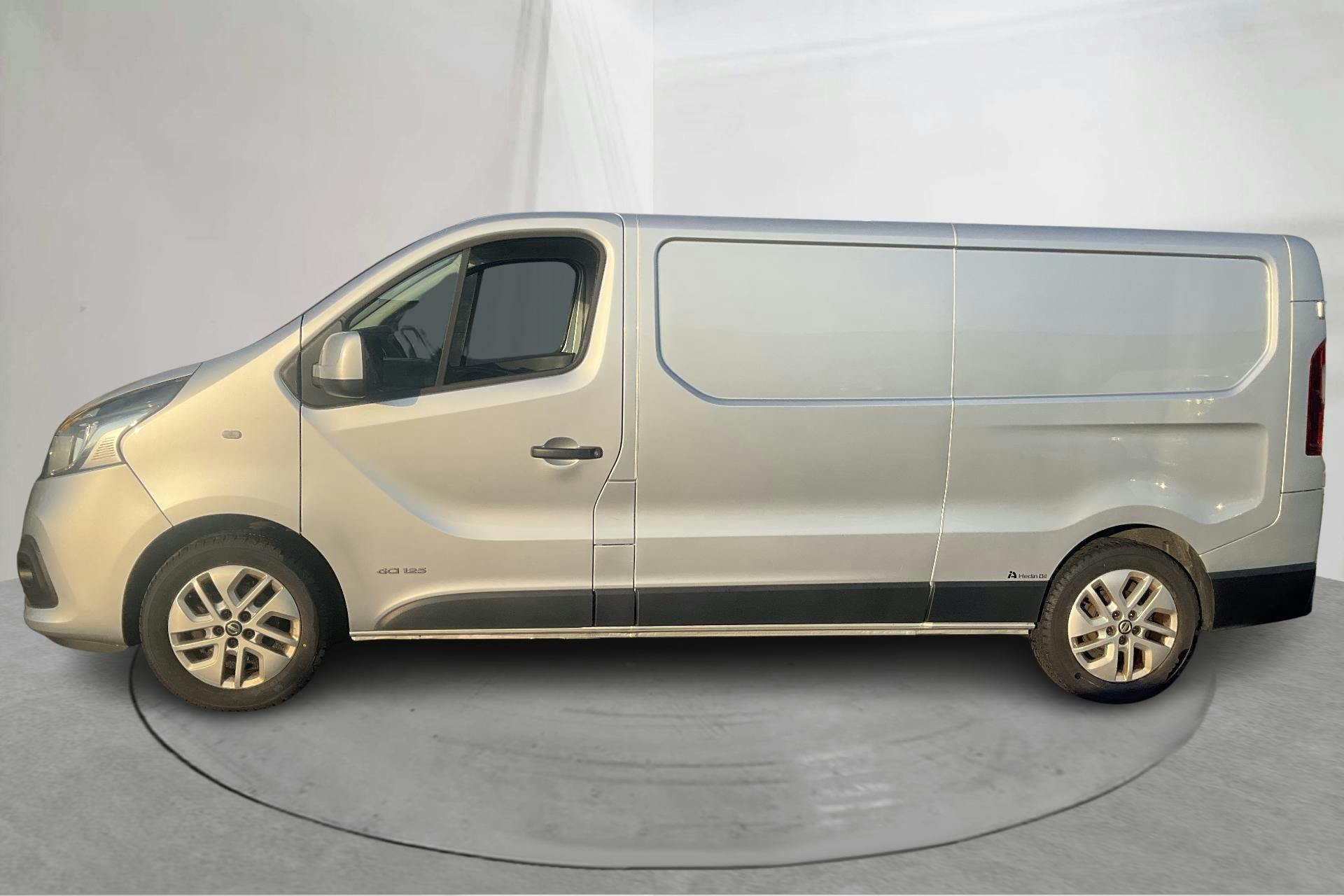 Zdjęcie prezentacyjne 2 z 15: Nissan NV300 1.6 dCi (125hk) - 205 640 km - Manualna - srebro - 2017