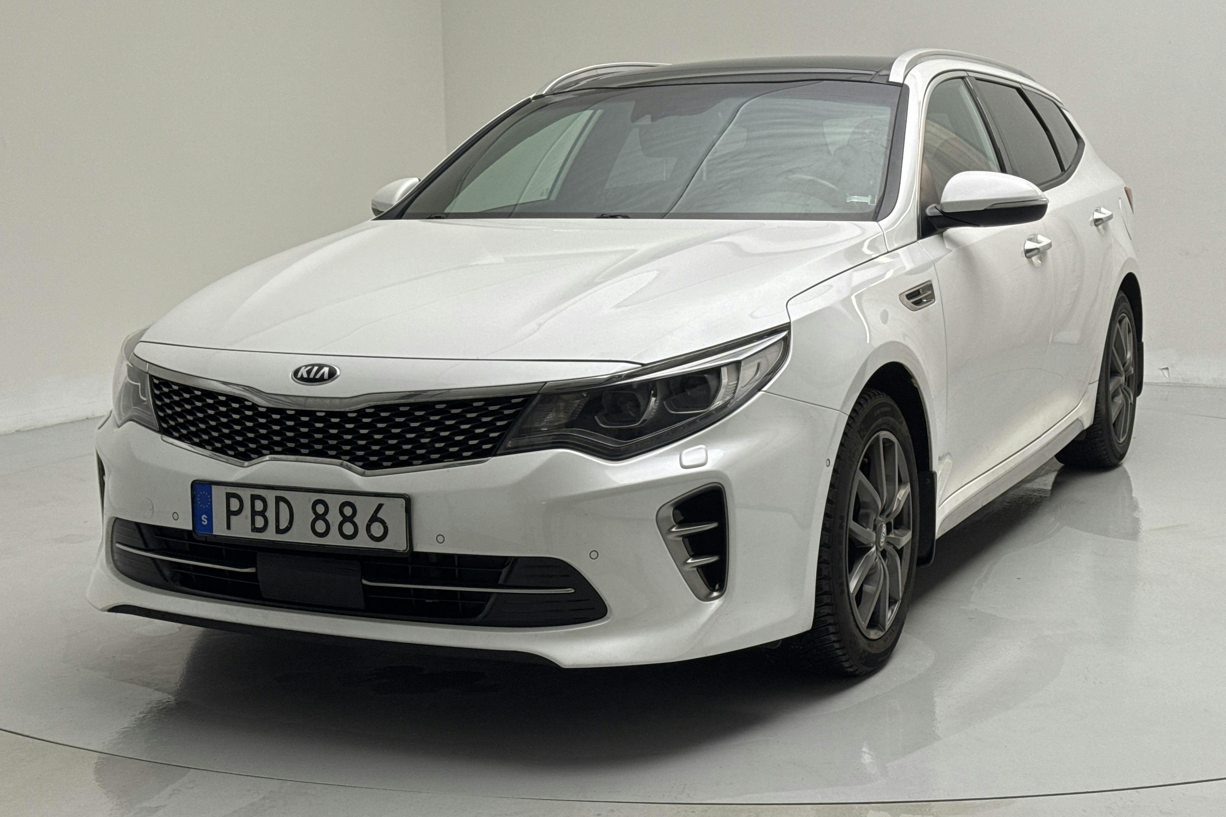 Presentation photo 1 of 16: KIA Optima 1.7 CRDi SW (141hk) - 138 060 km - Automatic - white - 2017
