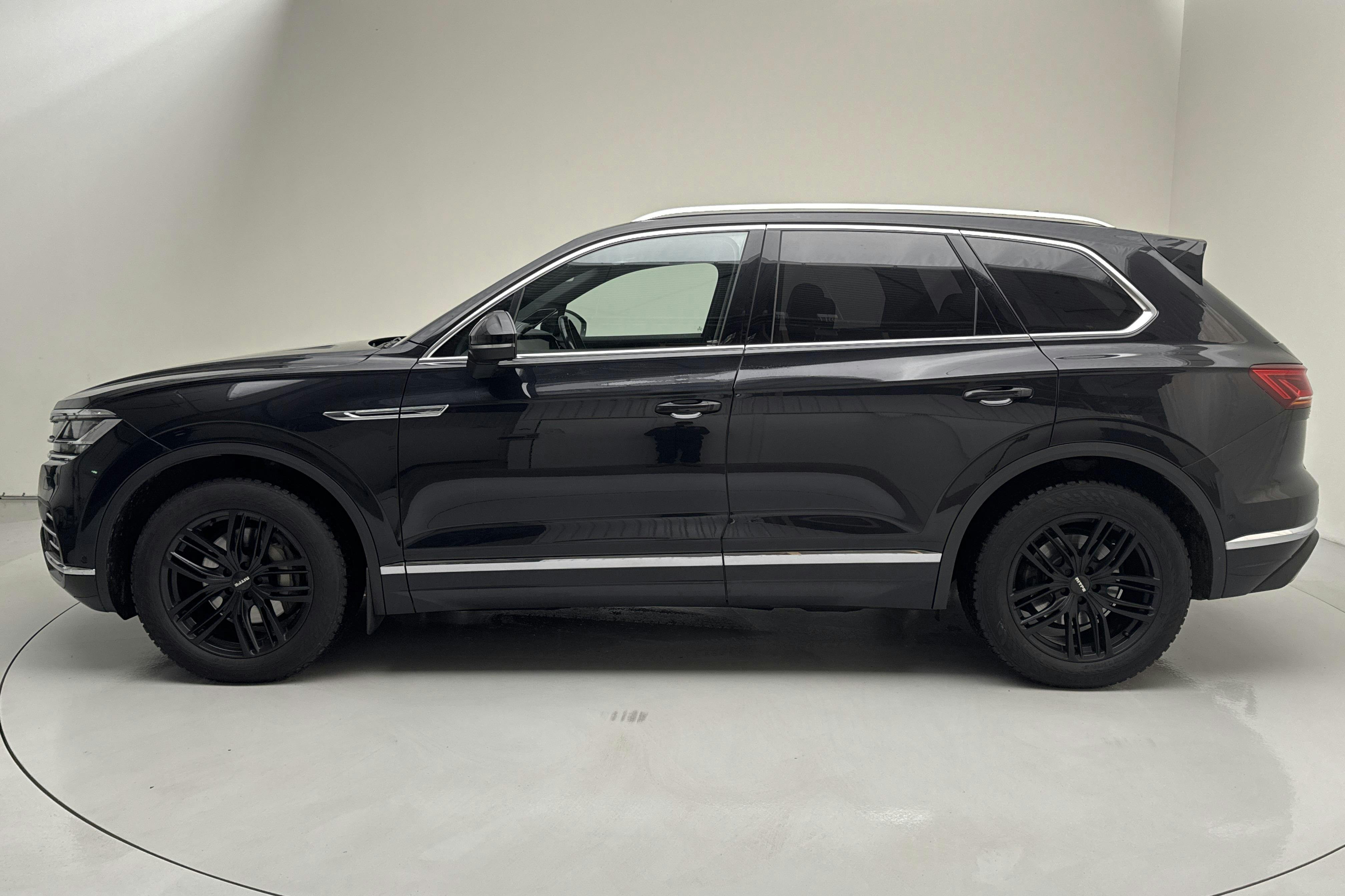 Zdjęcie prezentacyjne 2 z 15: VW Touareg V6 TDI 4Motion (286hk) - 189 580 km - Automatyczna - czarny - 2019