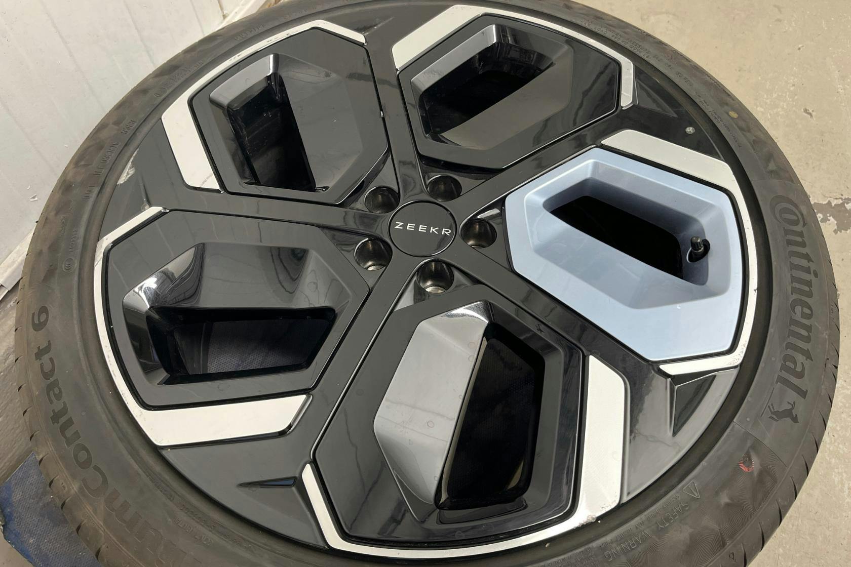 Presentationsfoto 26 av 26: Zeekr Zeekr 001 AWD 100kWh (544hk) - 3 285 mil - Automat - blå - 2023