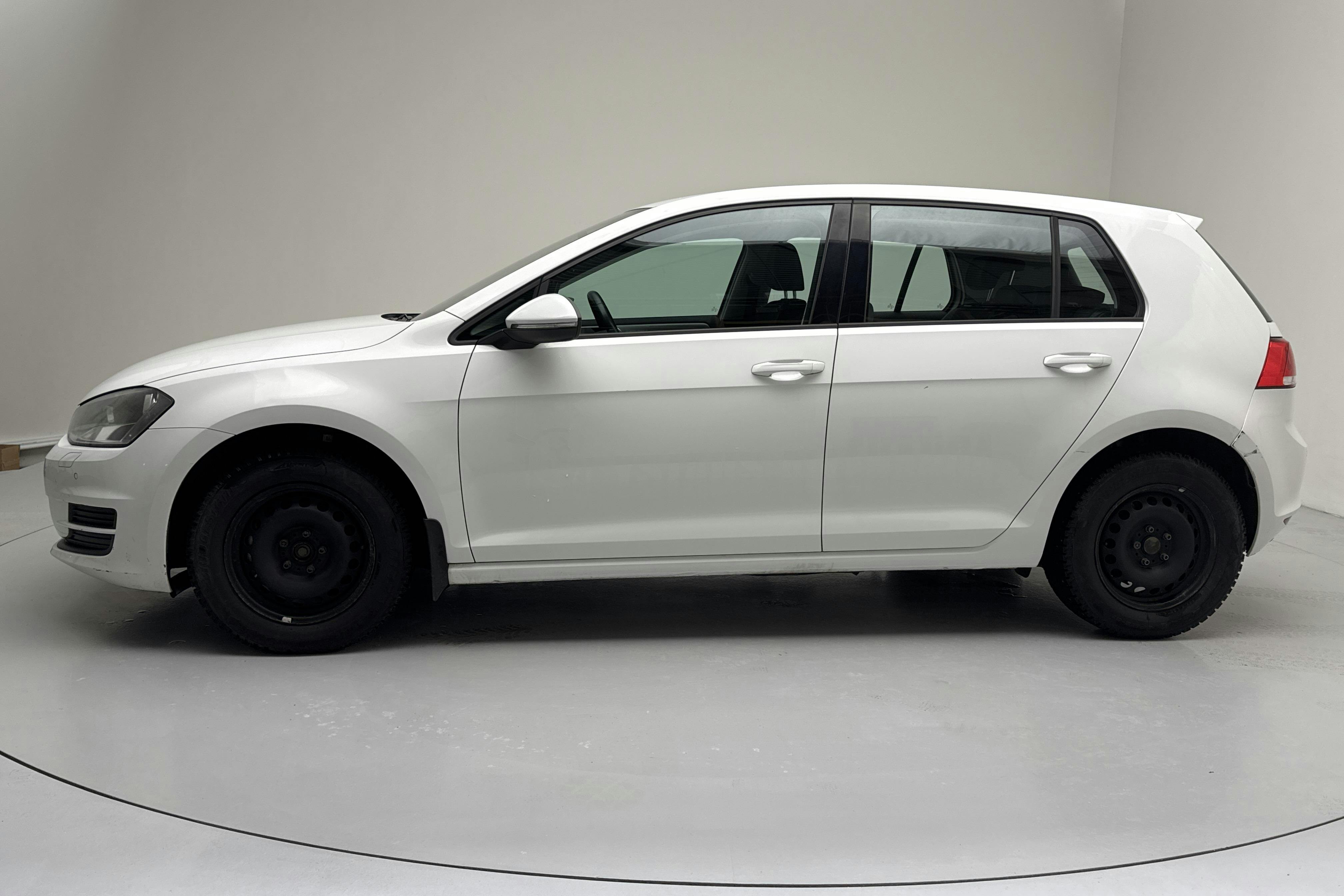 Zdjęcie prezentacyjne 2 z 12: VW Golf VII 1.6 TDI BlueMotion 5dr (110hk) - 41 370 km - Manualna - biały - 2016