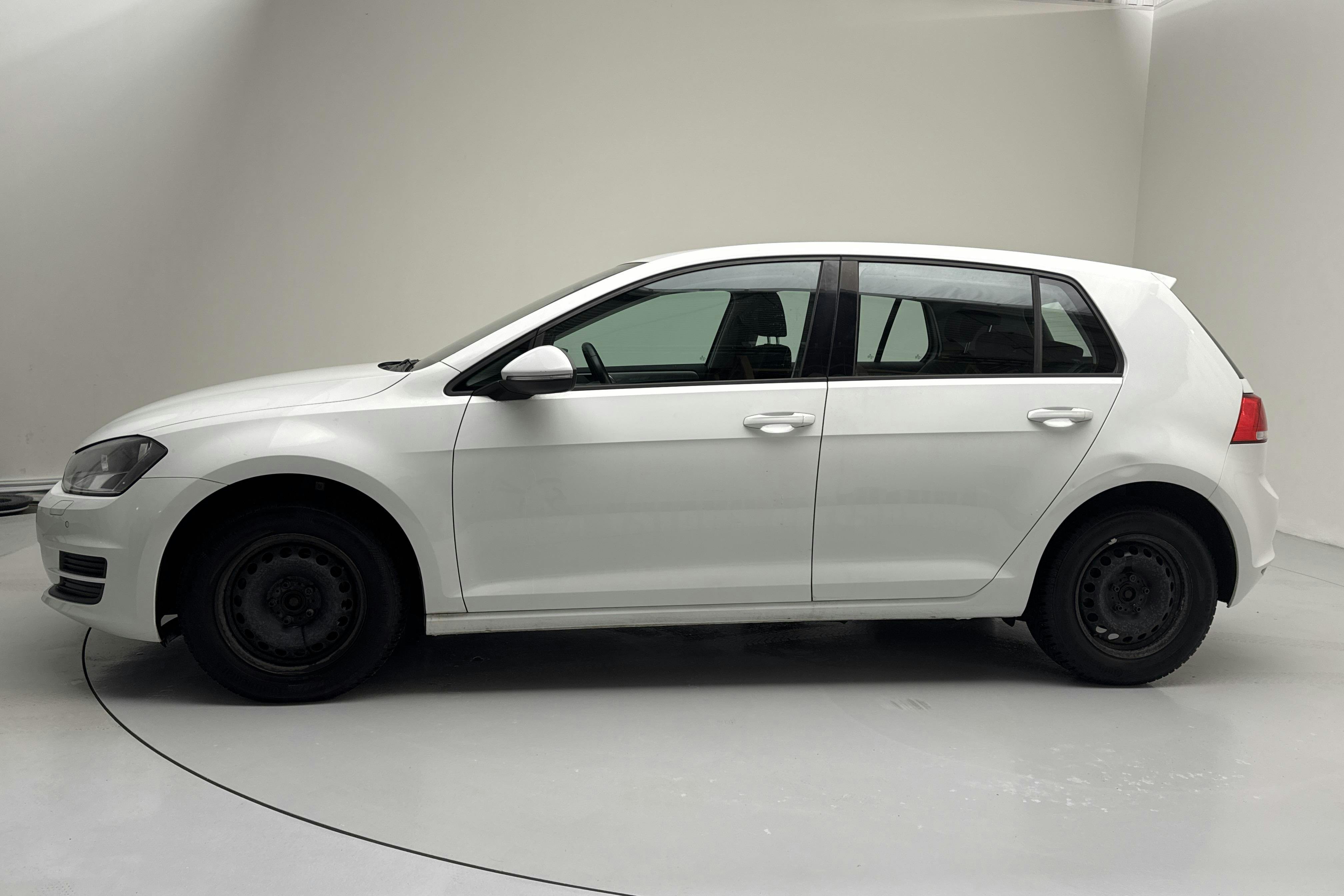 Esittelykuva 2 osoitteesta 13: VW Golf VII 1.6 TDI BlueMotion 5dr 4Motion (110hk) - 104 910 km - Manuaalinen - valkoinen - 2016