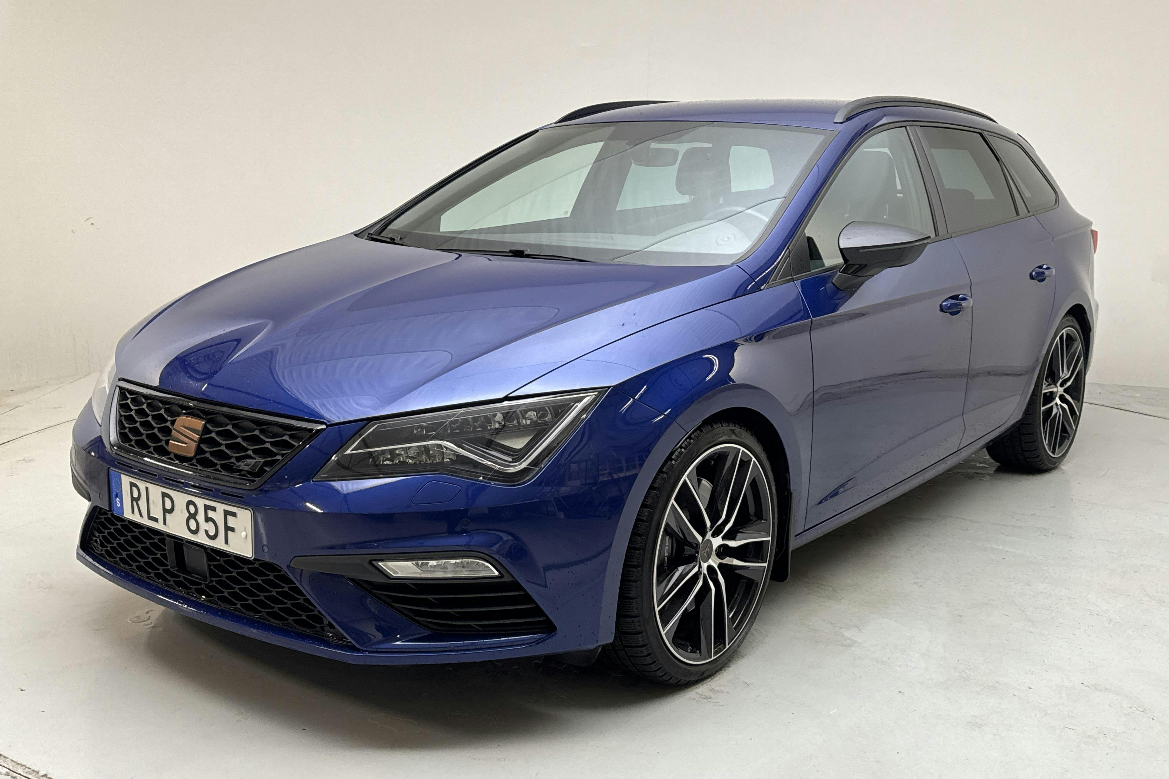 Presentationsfoto 1 av 19: Seat Leon 2.0 TSI Cupra ST 4Drive (300hk) - 7 953 mil - Automat - blå - 2019