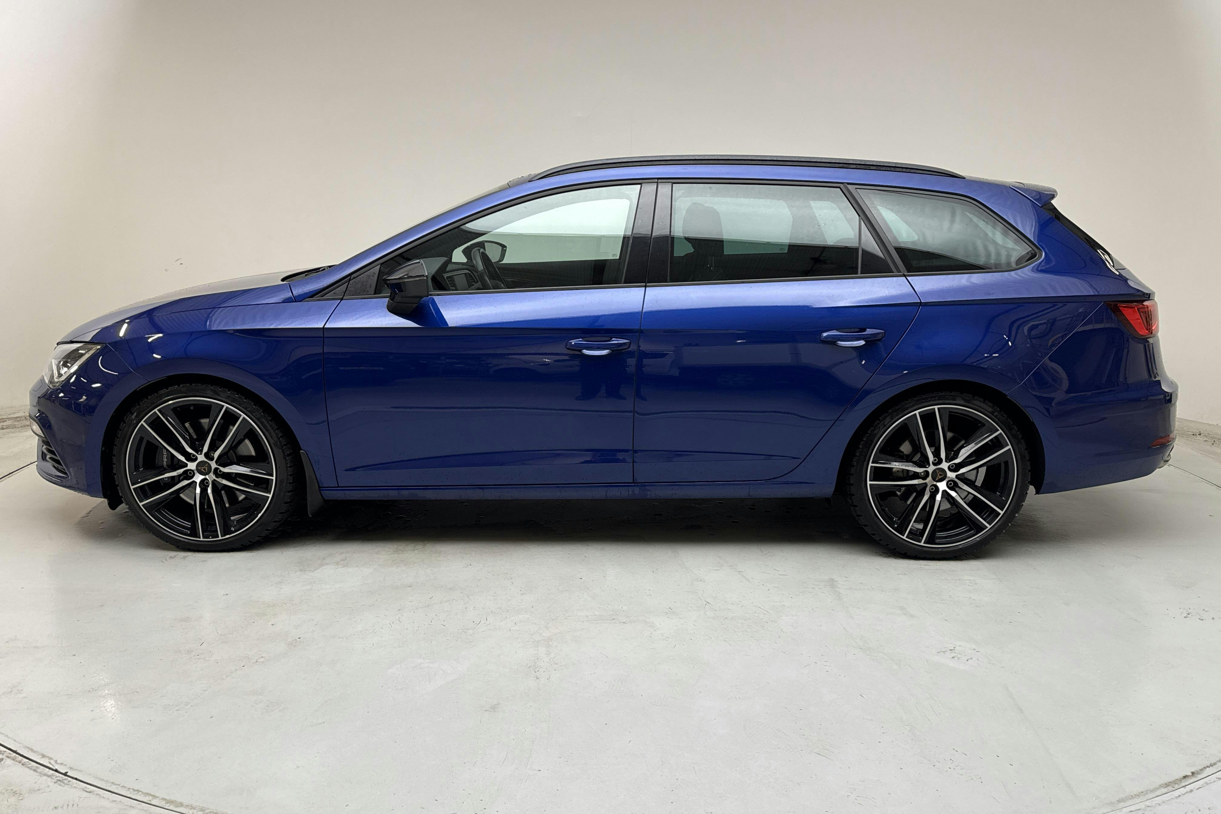 Presentationsfoto 2 av 19: Seat Leon 2.0 TSI Cupra ST 4Drive (300hk) - 7 953 mil - Automat - blå - 2019