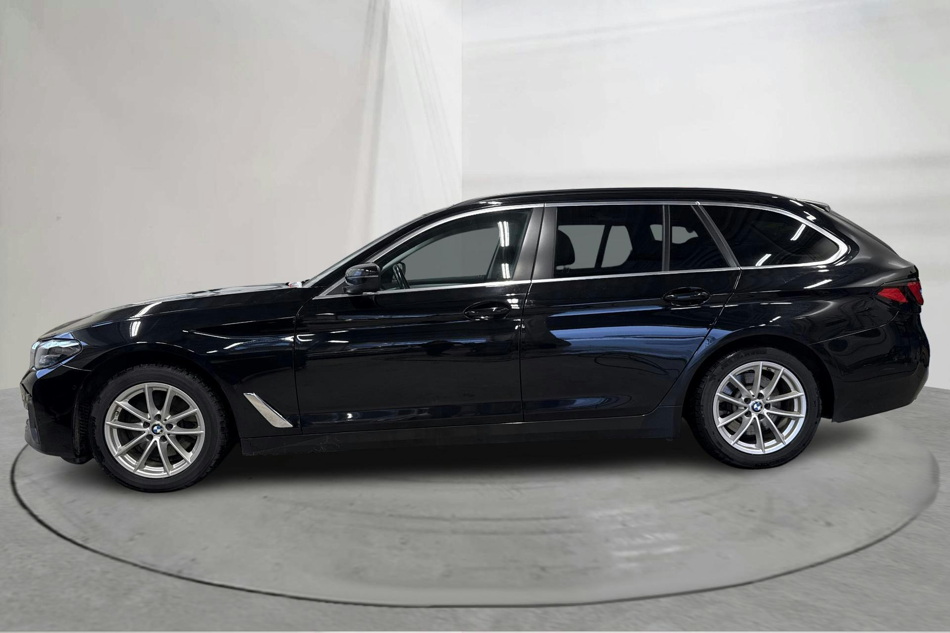 Præsentationsfoto 2 af 20: BMW 520d xDrive Touring, G31 LCI (190hk+11hk) - 148 000 kilometer - Salgsautomat - Sort - 2021