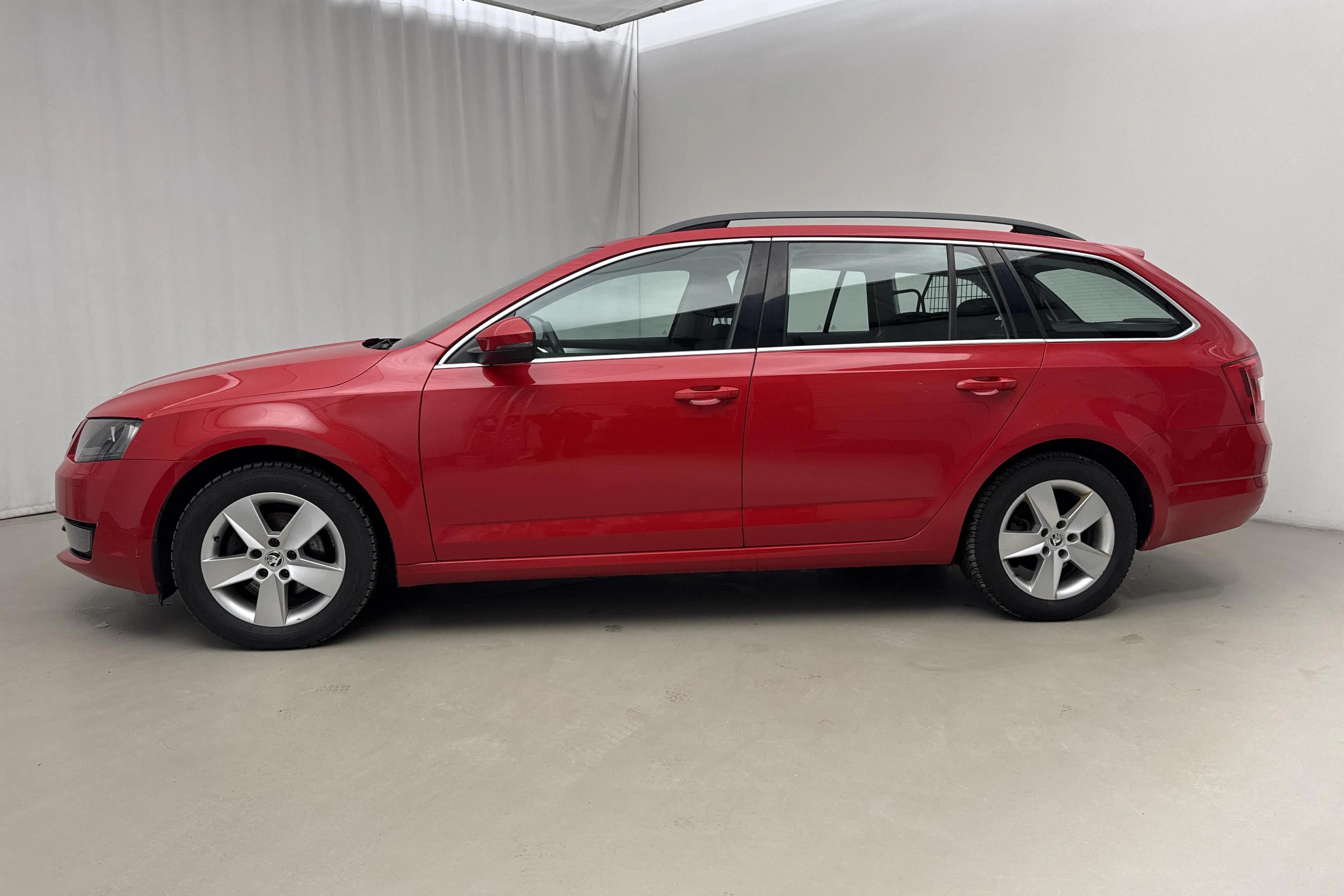 Presentationsfoto 2 av 16: Skoda Octavia III 1.4 G-TEC Combi (110hk) - 16 236 mil - Manuell - röd - 2015