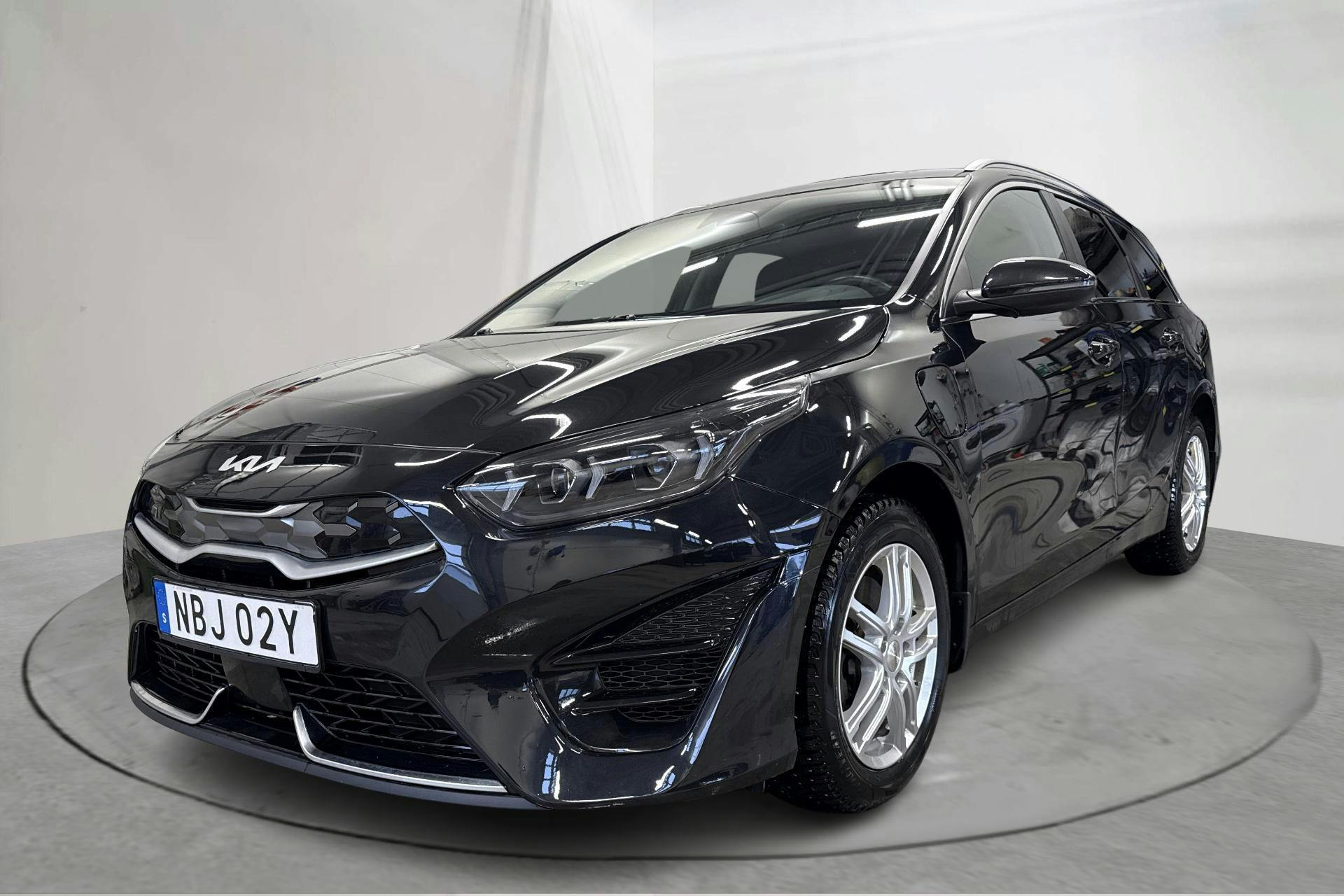 Zdjęcie prezentacyjne 1 z 18: KIA Ceed 1.6 Plug-in Hybrid SW (141hk) - 101 900 km - Automatyczna - czarny - 2024