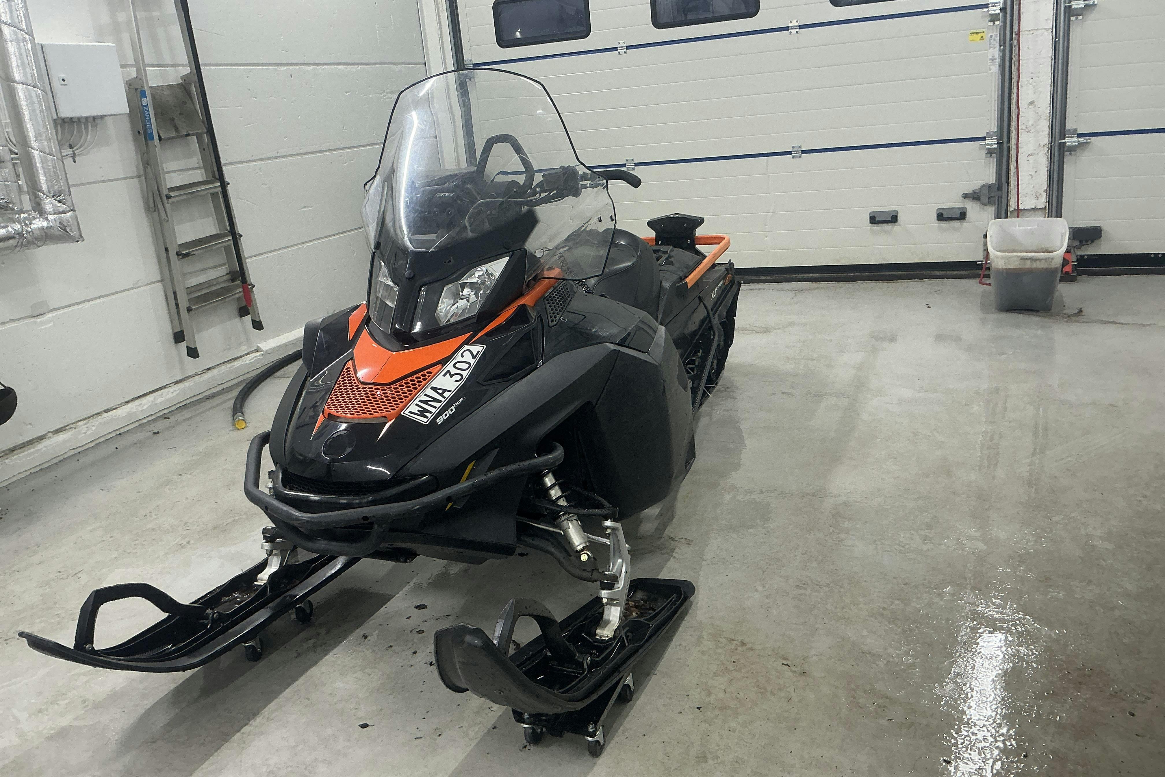 Presentationsfoto 1 av 11: LYNX COMMANDER 900 ACE Snöskoter - 1 235 mil - Automat - 2019