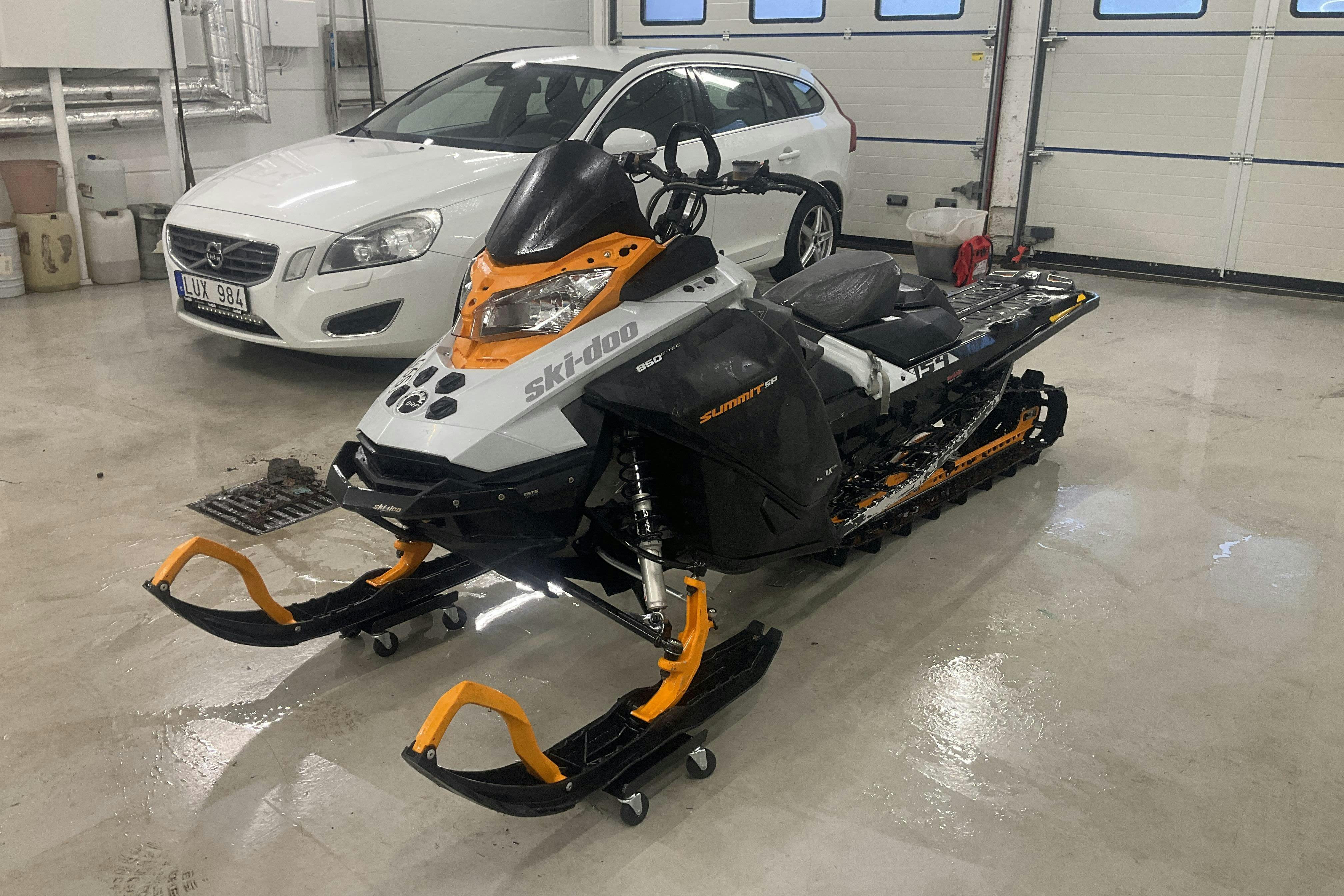 Presentationsfoto 1 av 10: ski-doo SUMMIT SP 850 E-TEC 154" Snöskoter - 1 467 mil - Automat - 2022
