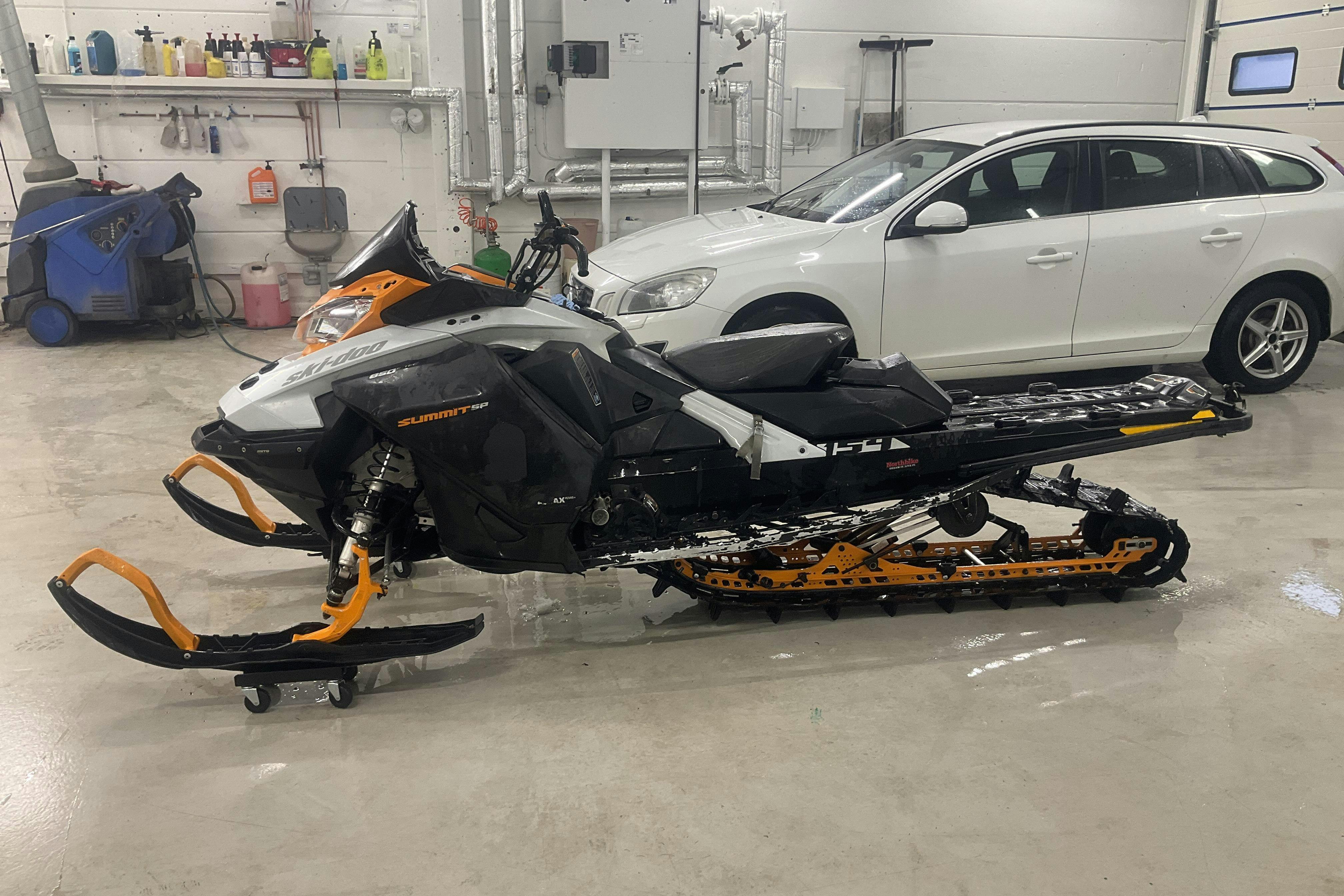 Presentationsfoto 2 av 10: ski-doo SUMMIT SP 850 E-TEC 154" Snöskoter - 1 467 mil - Automat - 2022
