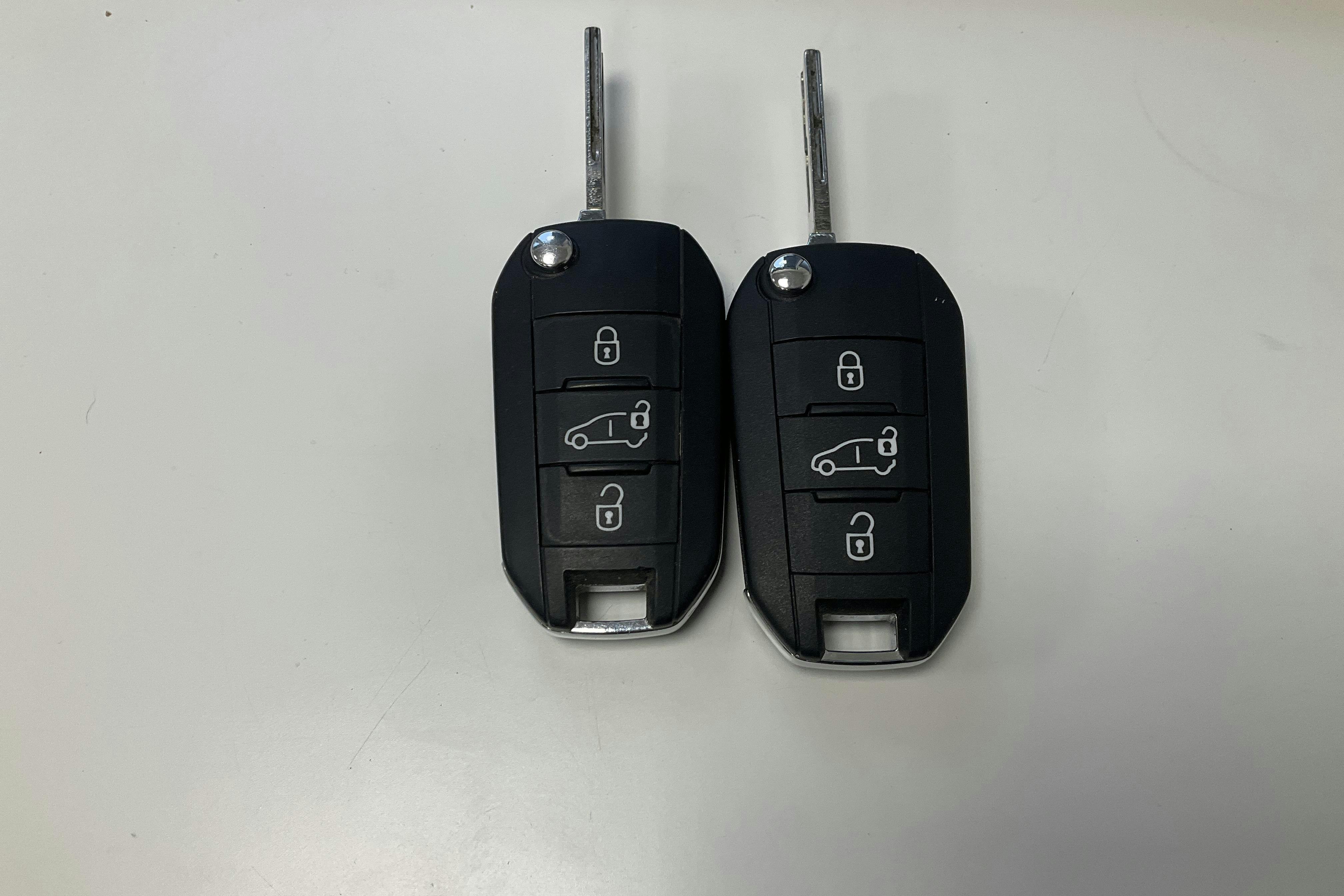 Præsentationsfoto 17 af 17: Peugeot e-Expert Skåp 75kWh (136hk) - 27 150 kilometer - Salgsautomat - Hvid - 2022