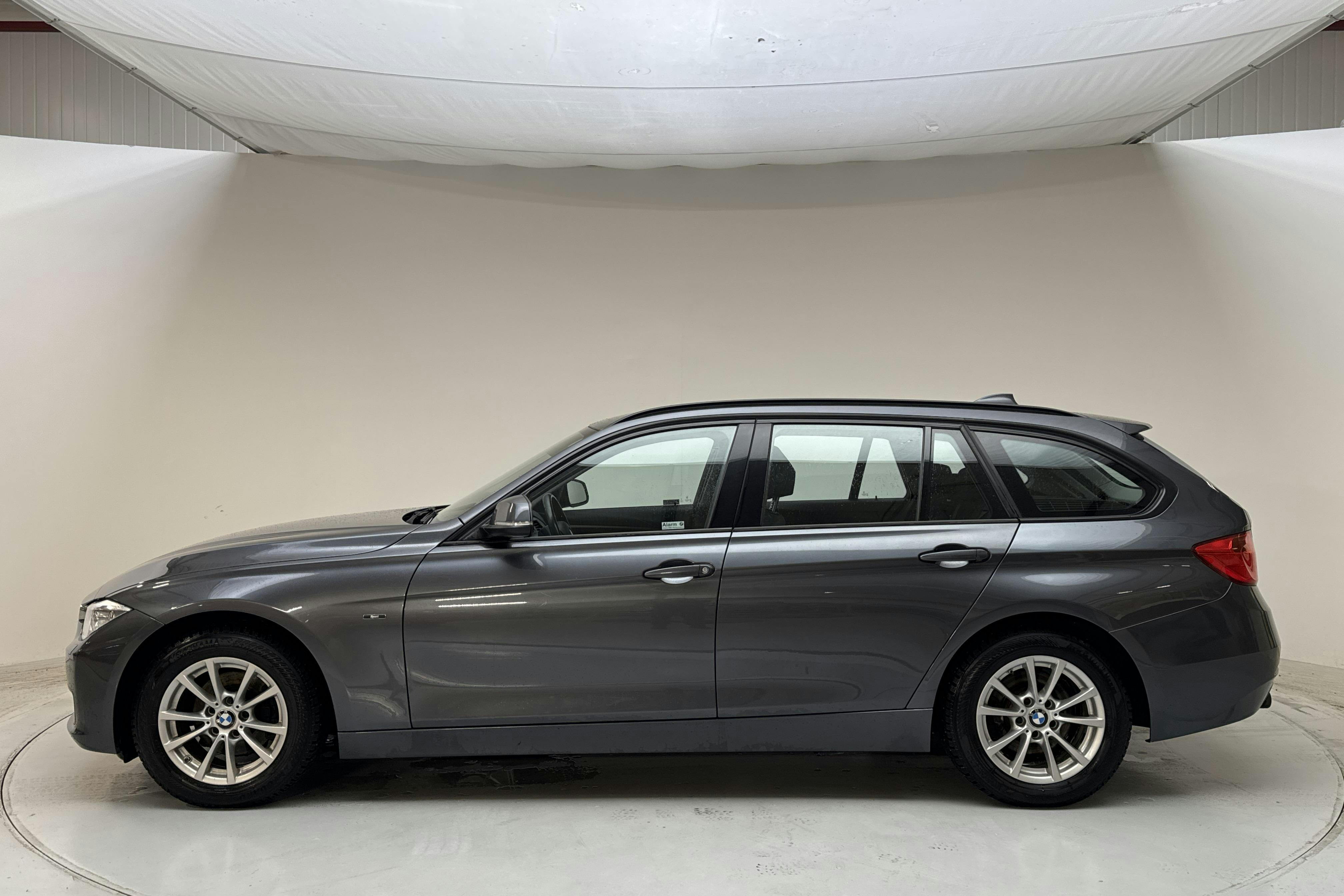 Esittelykuva 2 osoitteesta 11: BMW 318d Touring, F31 (143hk) - 223 780 km - Manuaalinen - harmaa - 2015