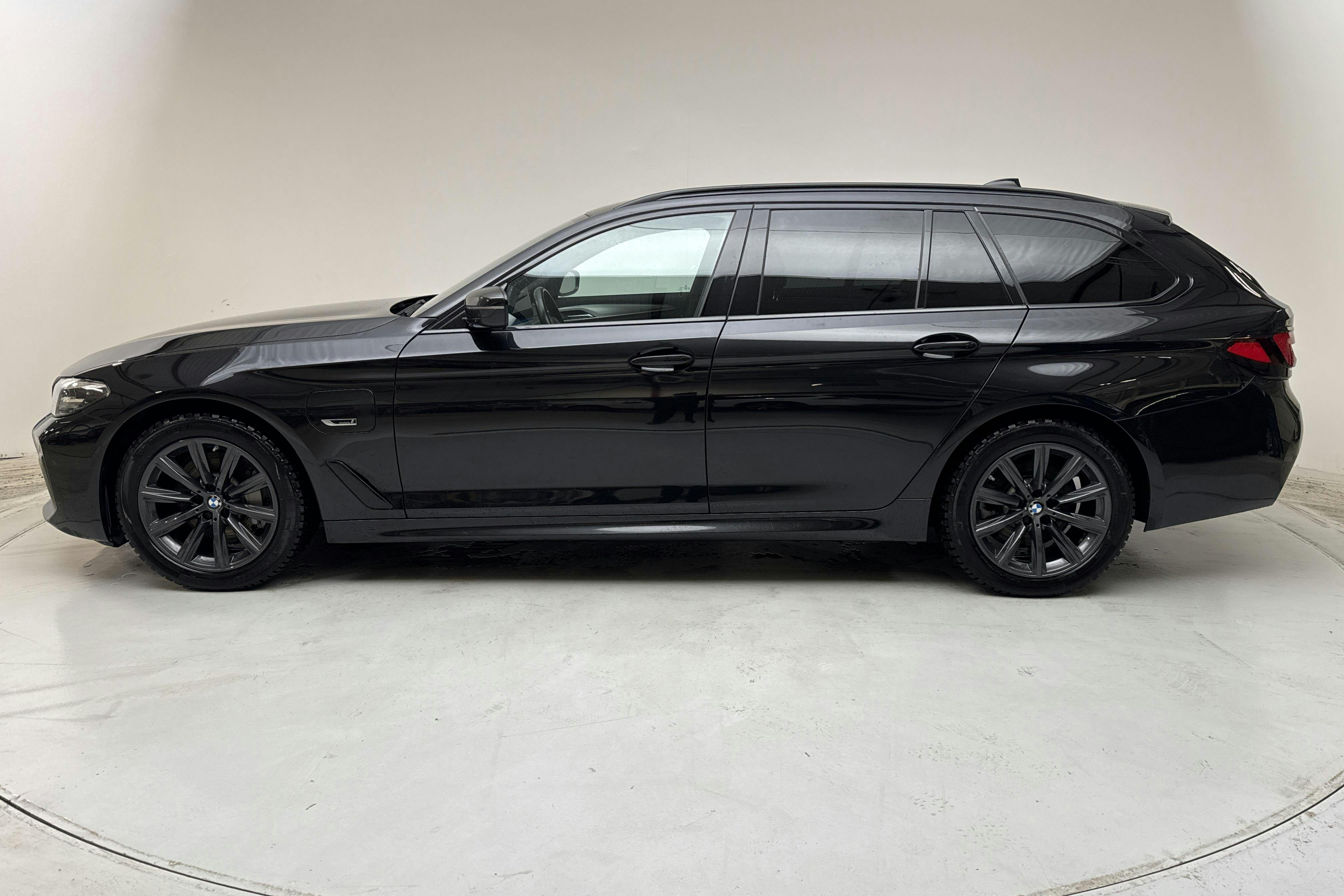Esitlusfoto 2 aadressil 16: BMW 530e xDrive Touring, G31 12kWh LCI (292hk) - 102 520 km - Automaatne - must - 2023