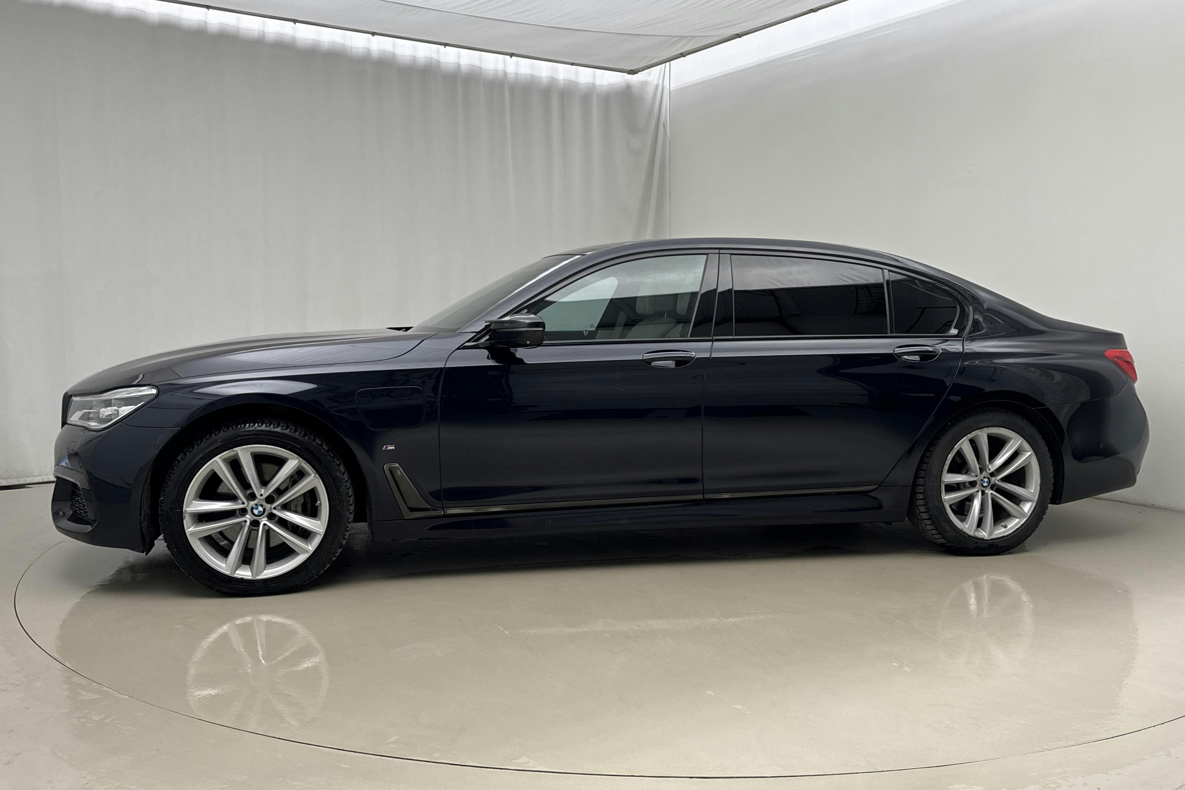 Präsentationsfoto 2 von 33: BMW 740Le iPerformance xDrive Sedan, G11 (326hk) - 112 240 Kilometer - Verkaufsautomat - Schwarz - 2017