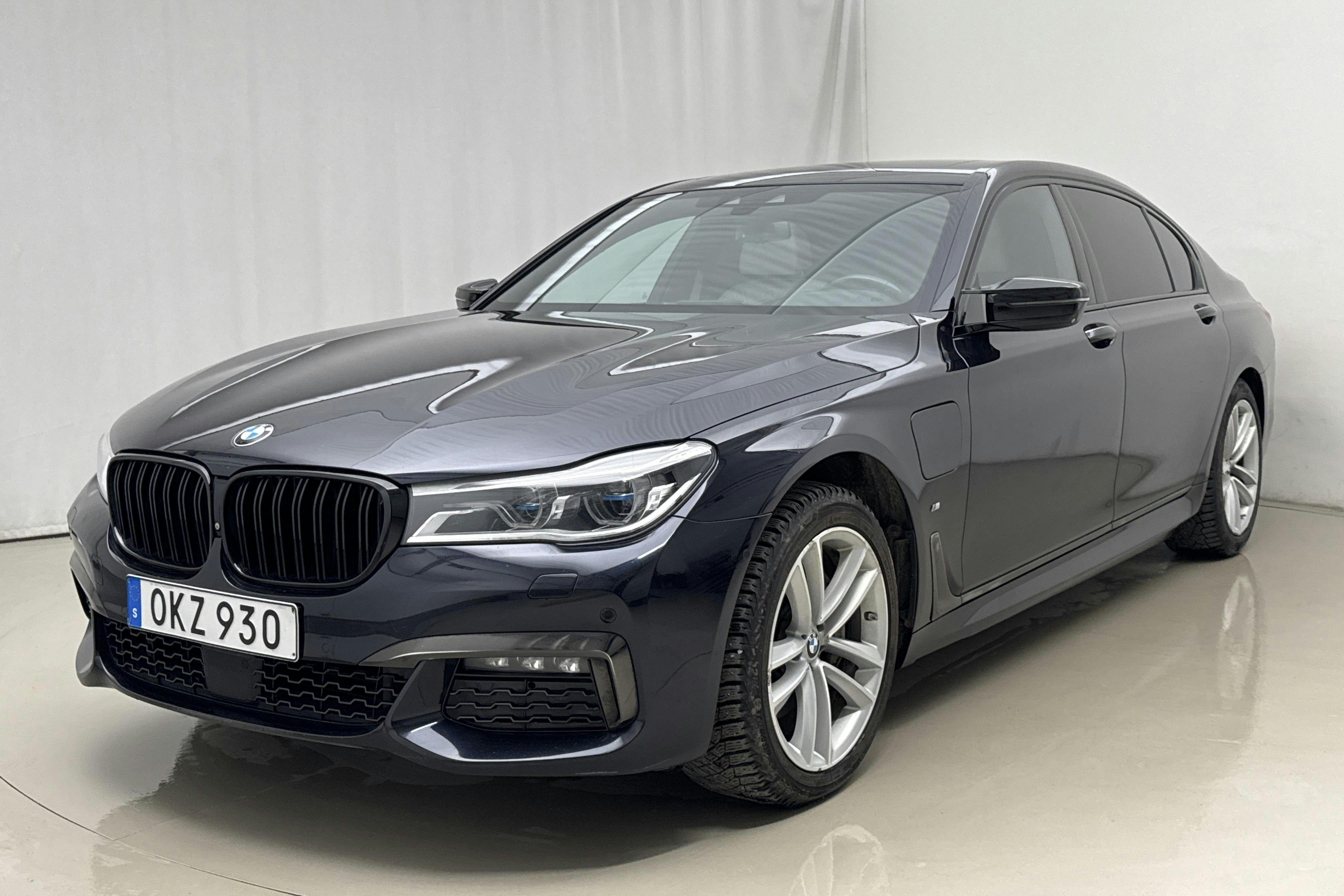 Präsentationsfoto 1 von 33: BMW 740Le iPerformance xDrive Sedan, G11 (326hk) - 112 240 Kilometer - Verkaufsautomat - Schwarz - 2017