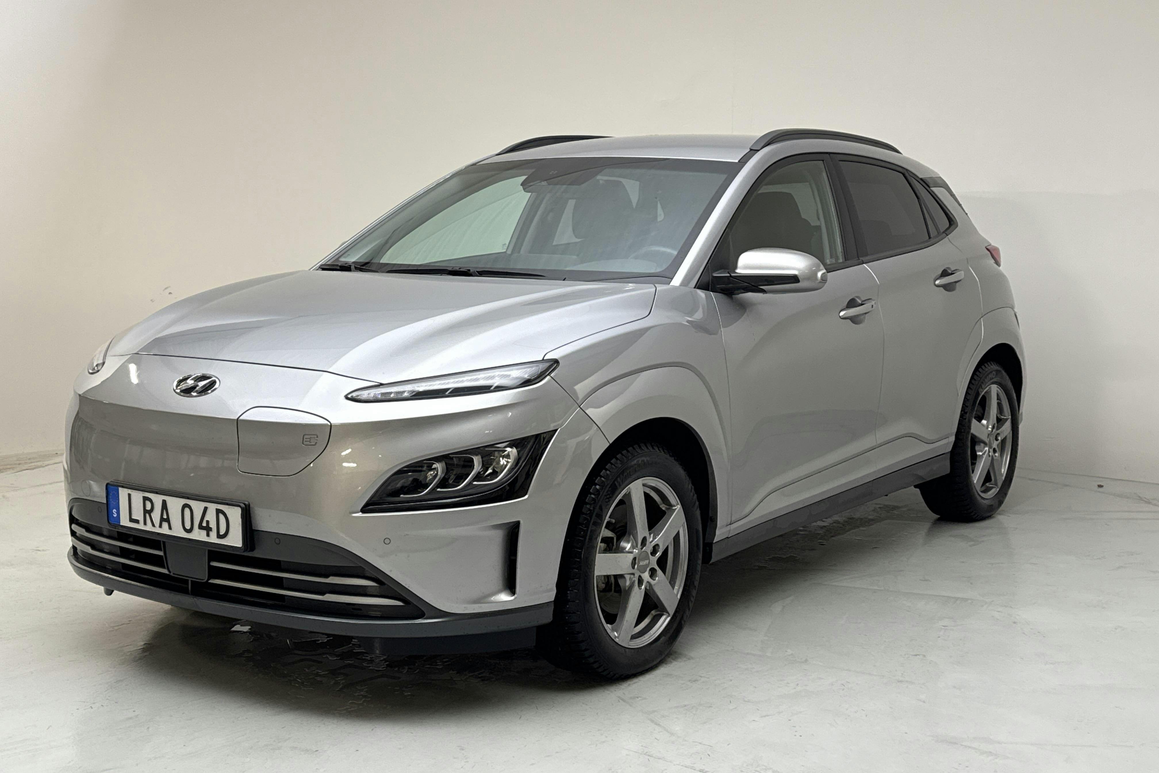 Presentation photo 1 of 17: Hyundai Kona Electric Standard Range 39kWh (136hk) - 27 460 km - Automatic - gray - 2022