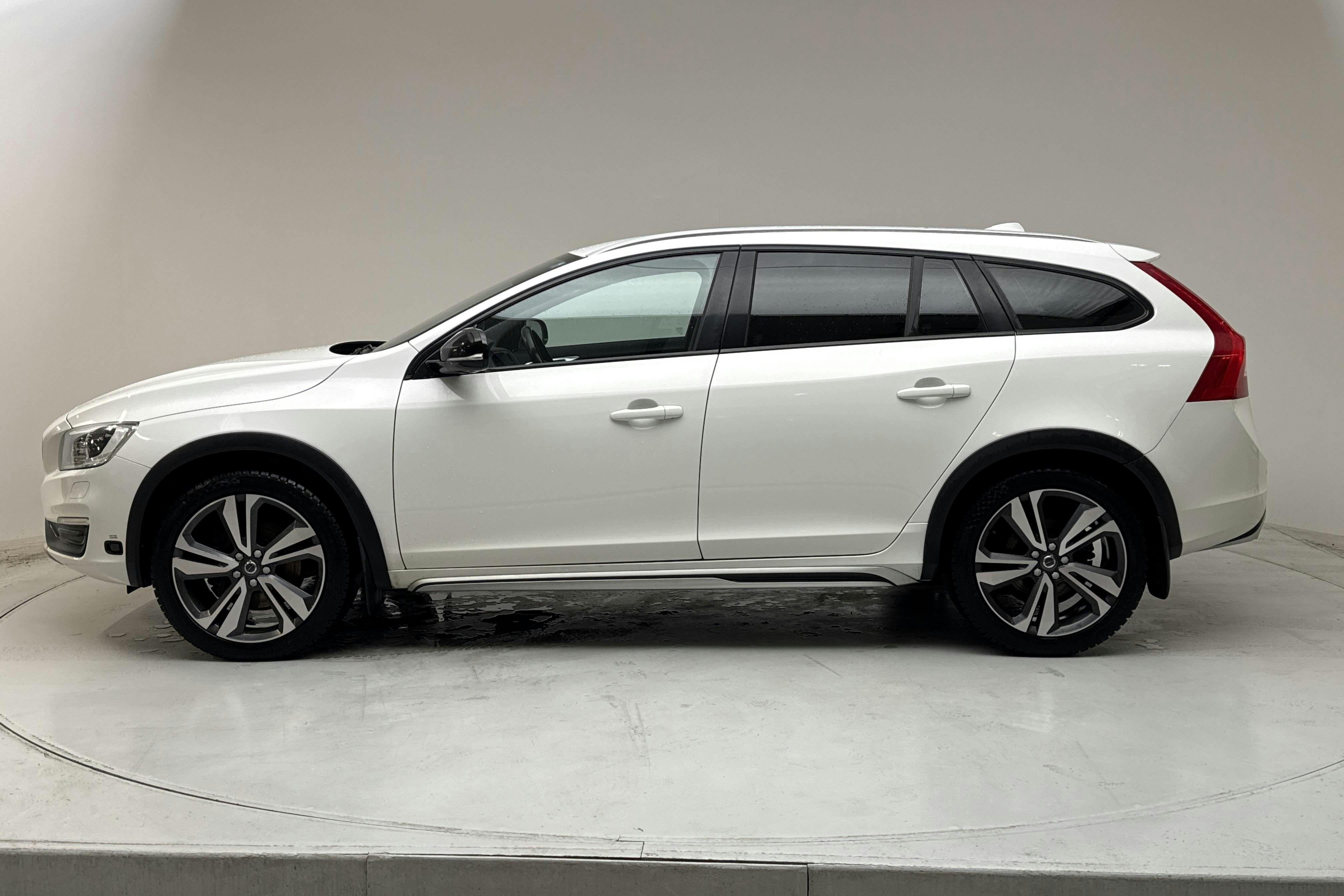 Presentationsfoto 2 av 13: Volvo V60 D3 Cross Country (150hk) - 12 924 mil - Automat - vit - 2018