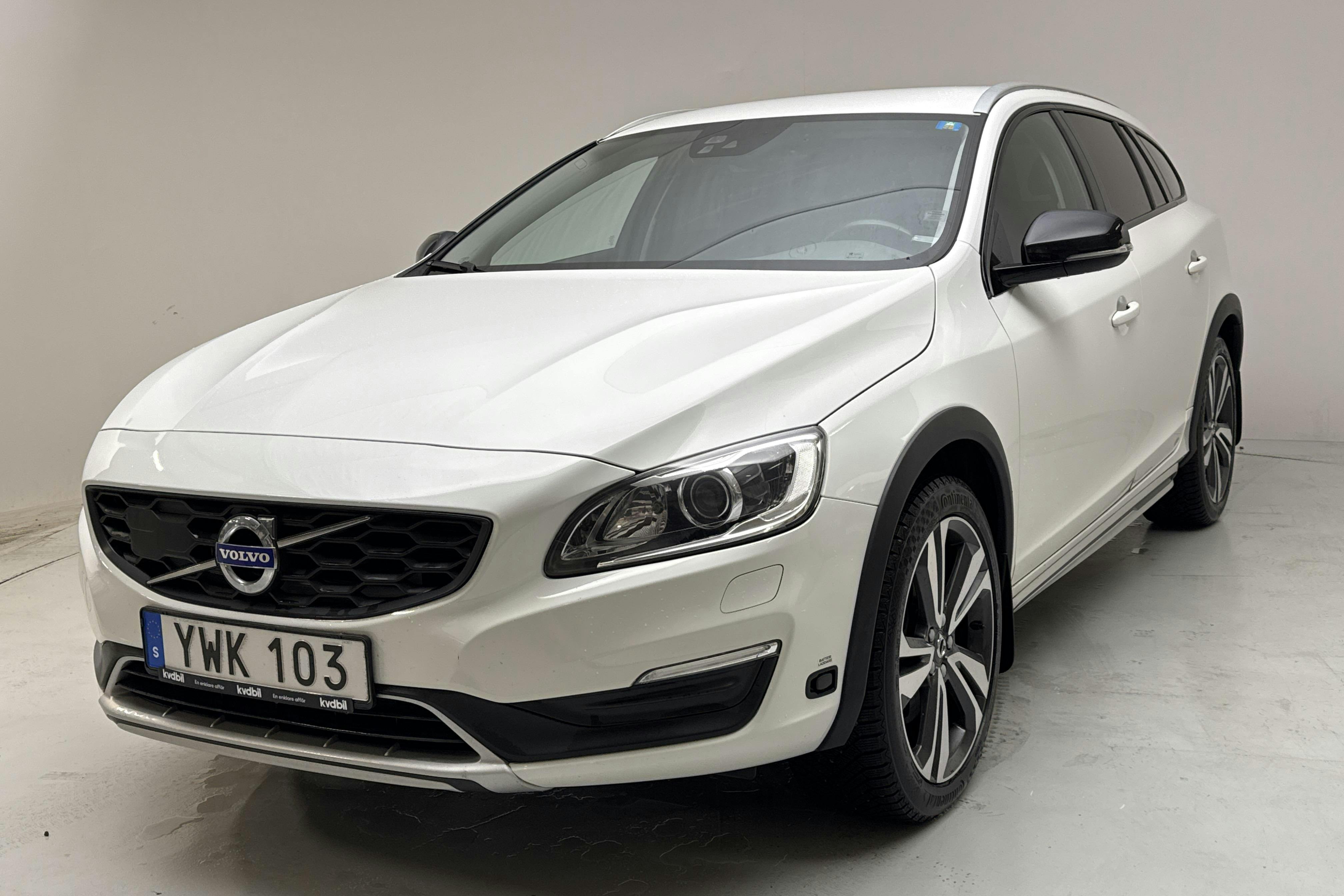 Presentationsfoto 1 av 13: Volvo V60 D3 Cross Country (150hk) - 12 924 mil - Automat - vit - 2018