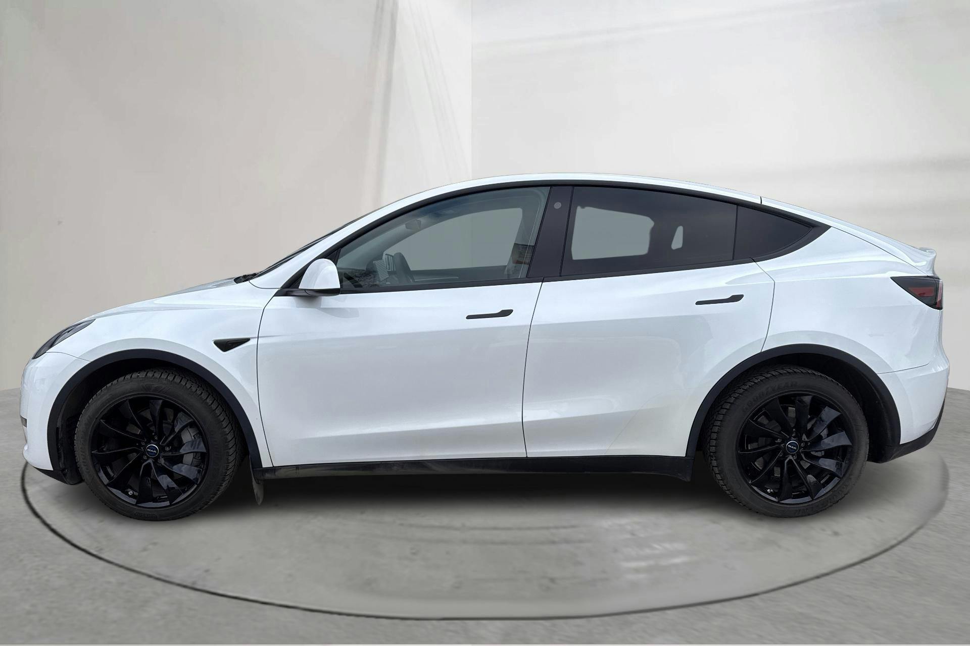 Presentationsfoto 2 av 21: Tesla Model Y Long Range Dual Motor AWD - 2 307 mil - Automat - vit - 2023