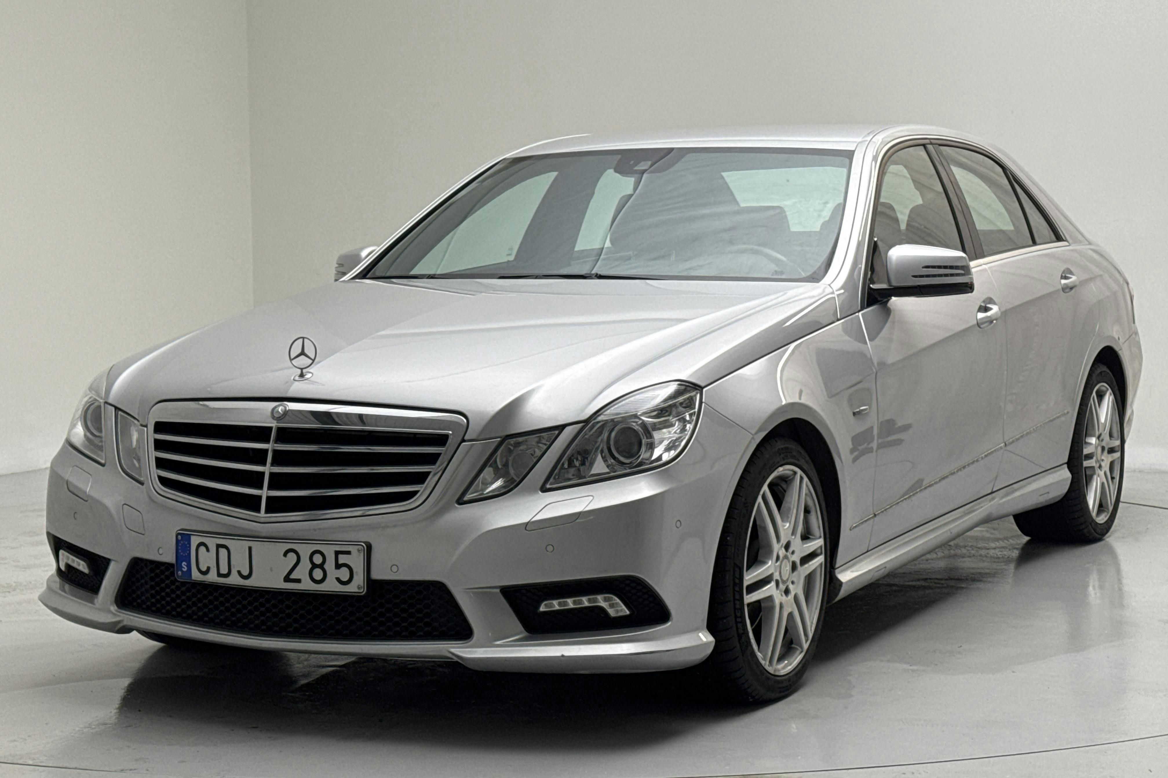 Zdjęcie prezentacyjne 1 z 12: Mercedes E 220 CDI W212 (170hk) - 98 310 km - Automatyczna - srebro - 2011