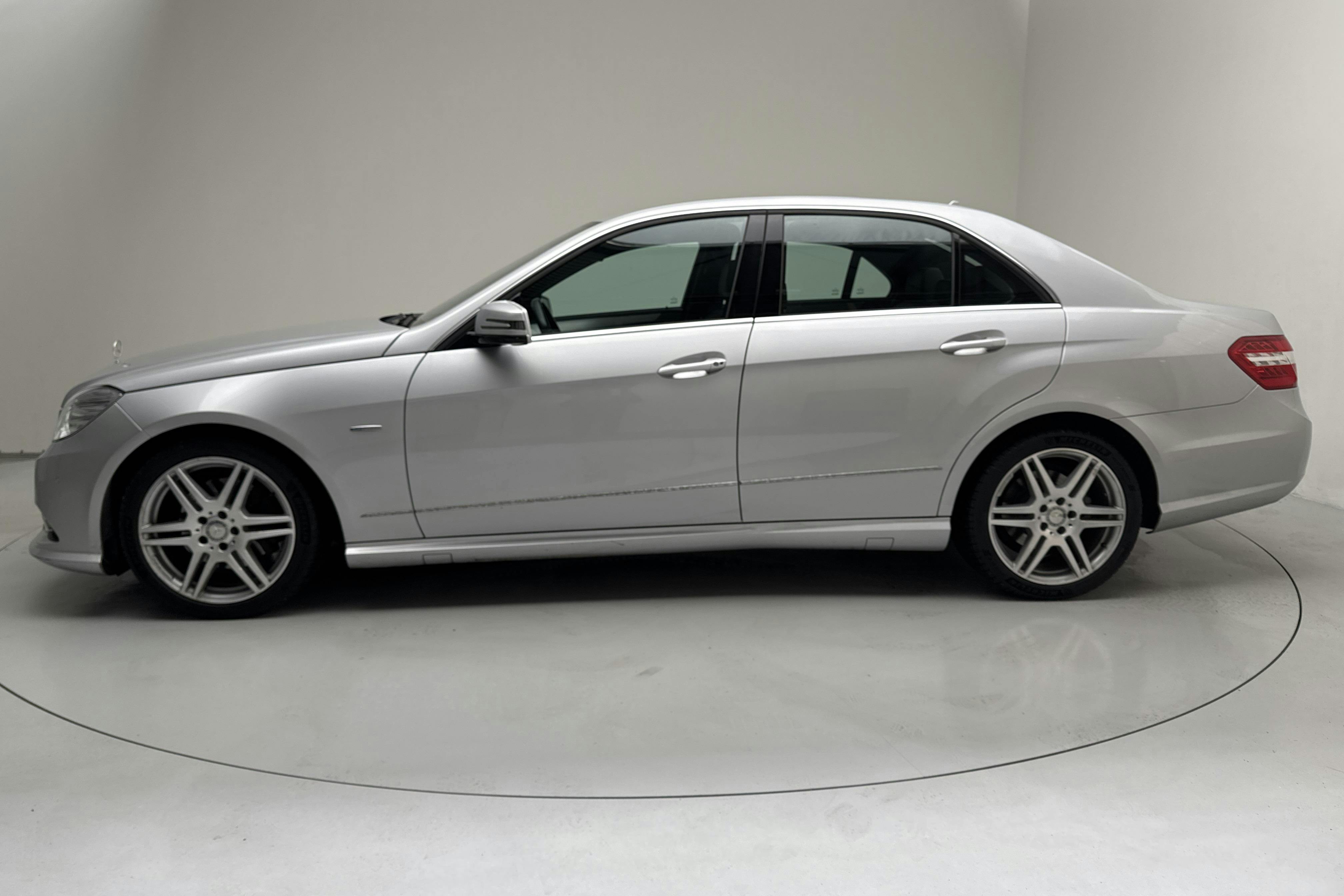 Zdjęcie prezentacyjne 2 z 12: Mercedes E 220 CDI W212 (170hk) - 98 310 km - Automatyczna - srebro - 2011