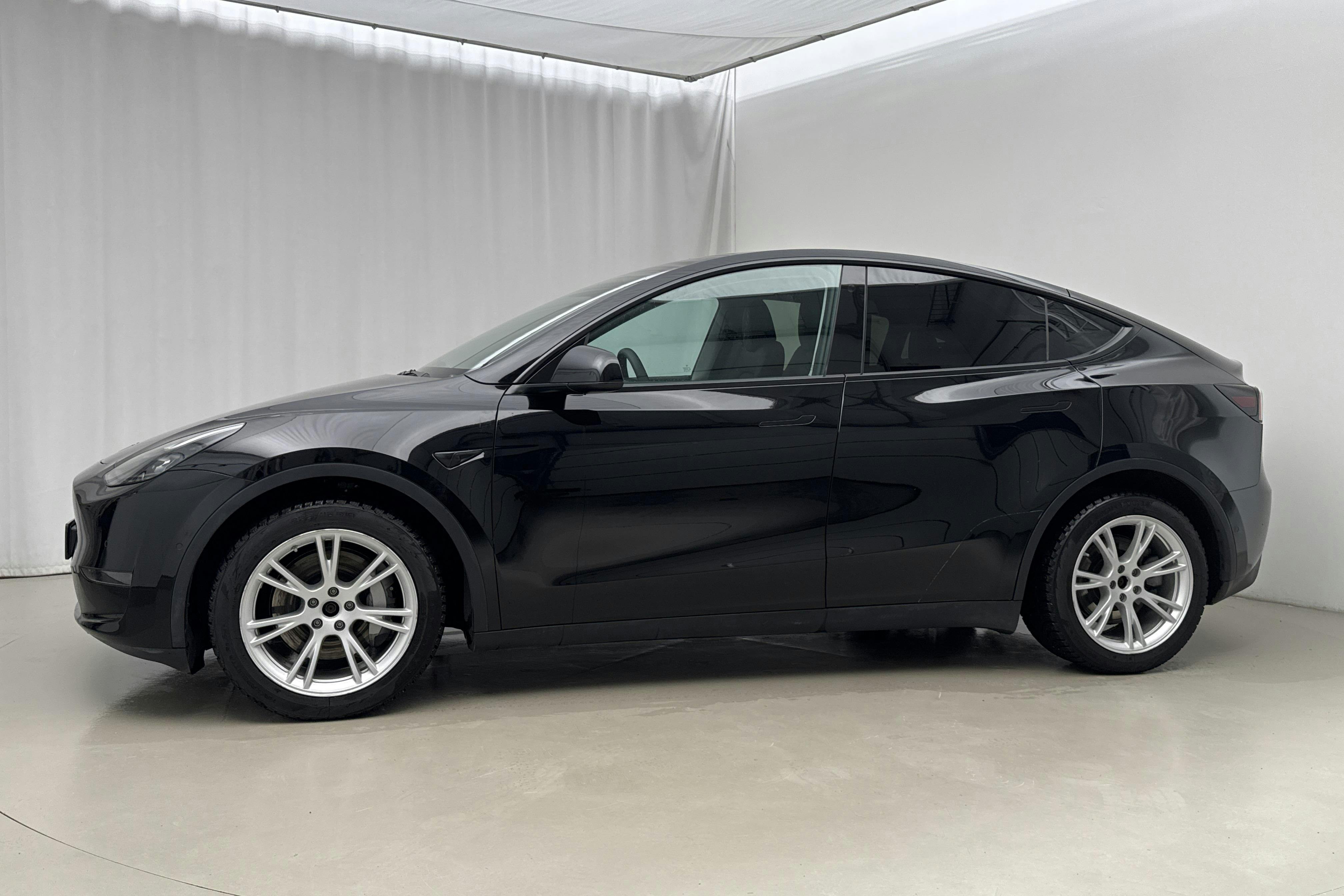 Presentationsfoto 2 av 26: Tesla Model Y Long Range Dual Motor AWD - 7 708 mil - Automat - svart - 2022