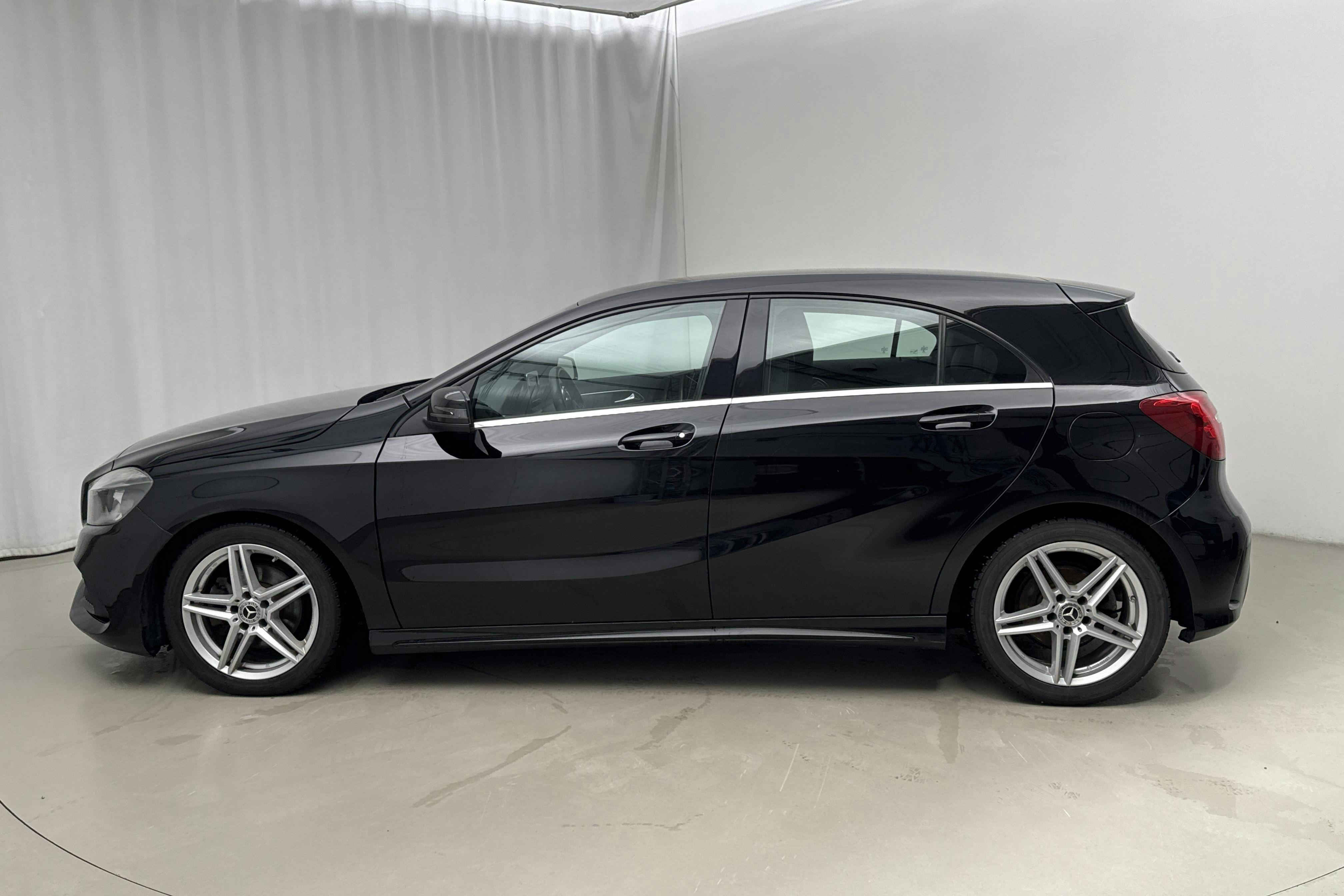 Esitlusfoto 2 aadressil 15: Mercedes A 180 5dr W176 (122hk) - 114 970 km - Automaatne - must - 2018