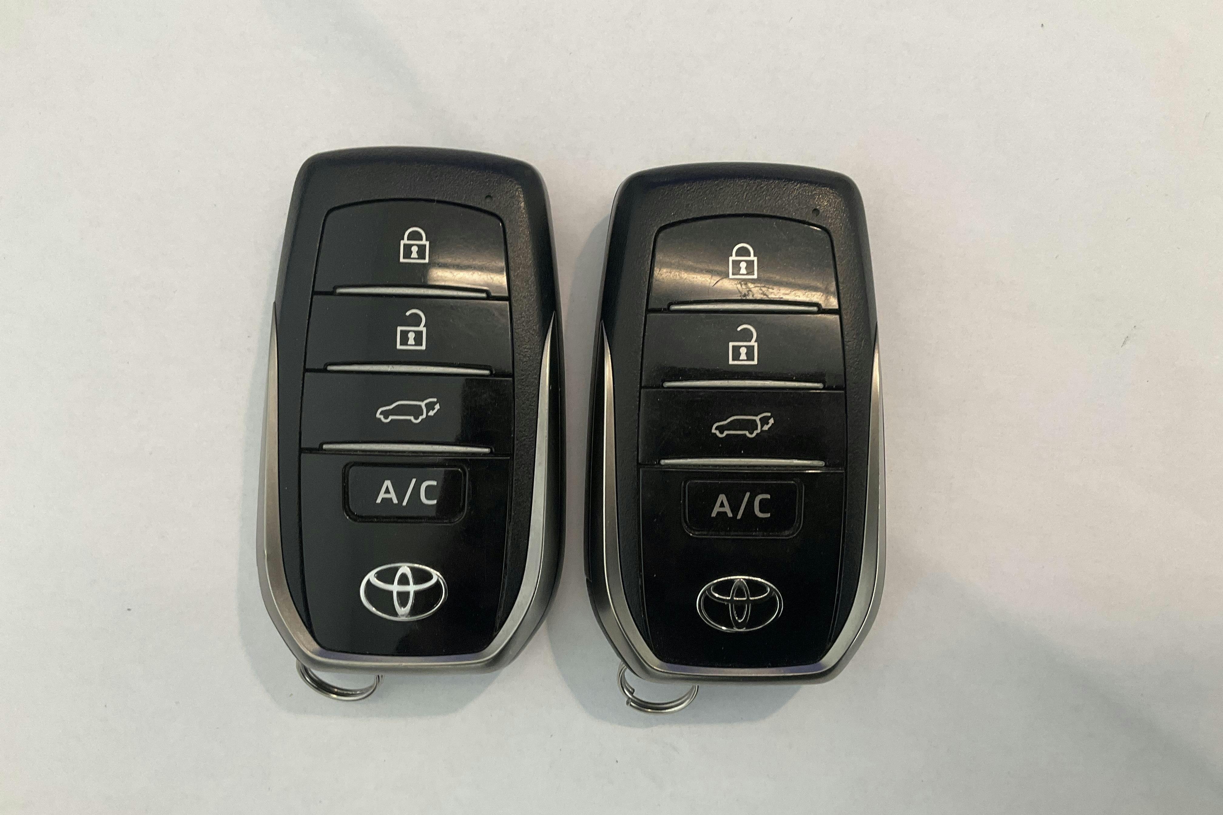 Presentationsfoto 16 av 16: Toyota RAV4 2.5 Plug-in Hybrid AWDi (306hk) - 6 511 mil - Automat - vit - 2023