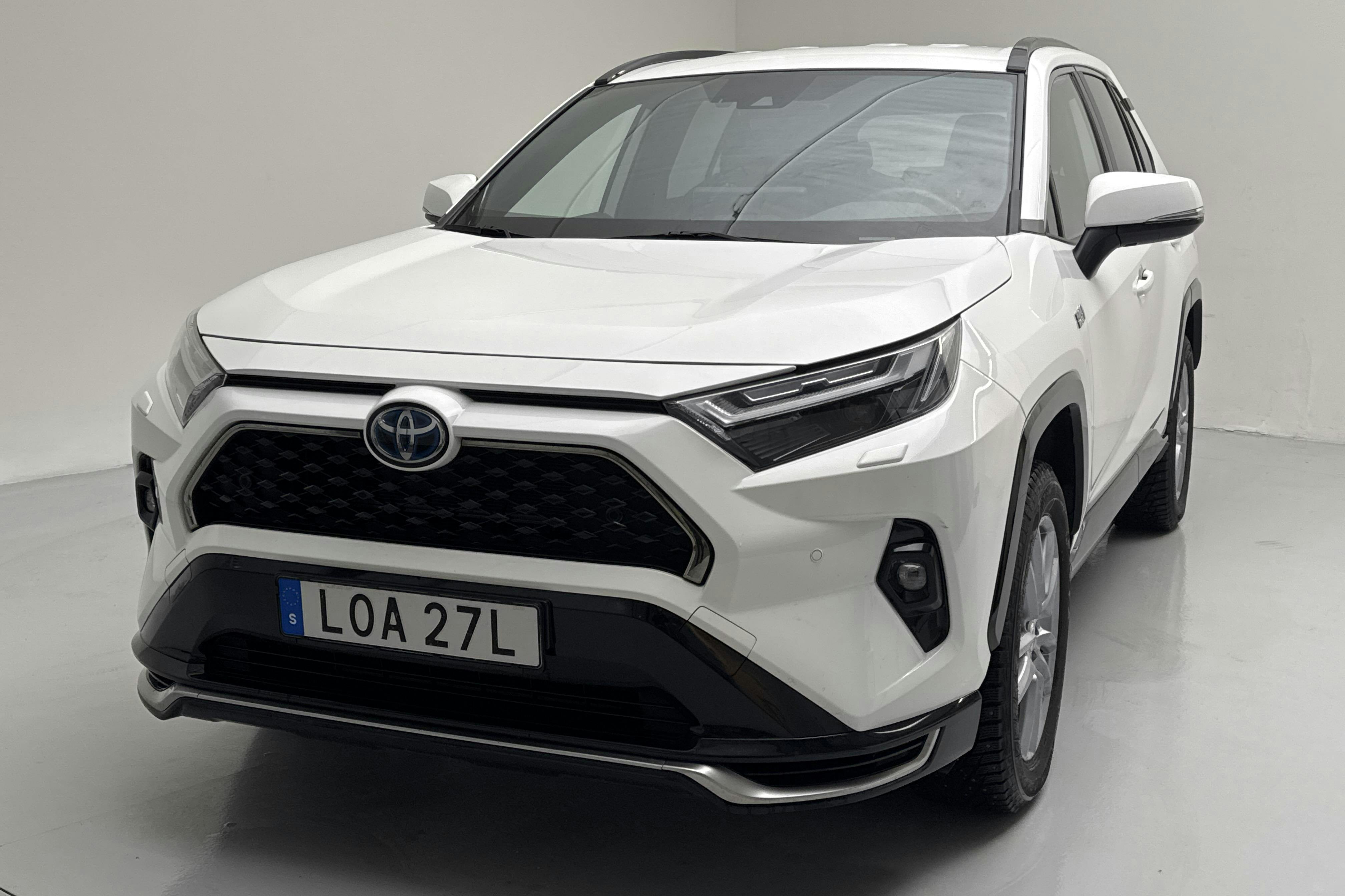 Presentationsfoto 1 av 16: Toyota RAV4 2.5 Plug-in Hybrid AWDi (306hk) - 6 511 mil - Automat - vit - 2023