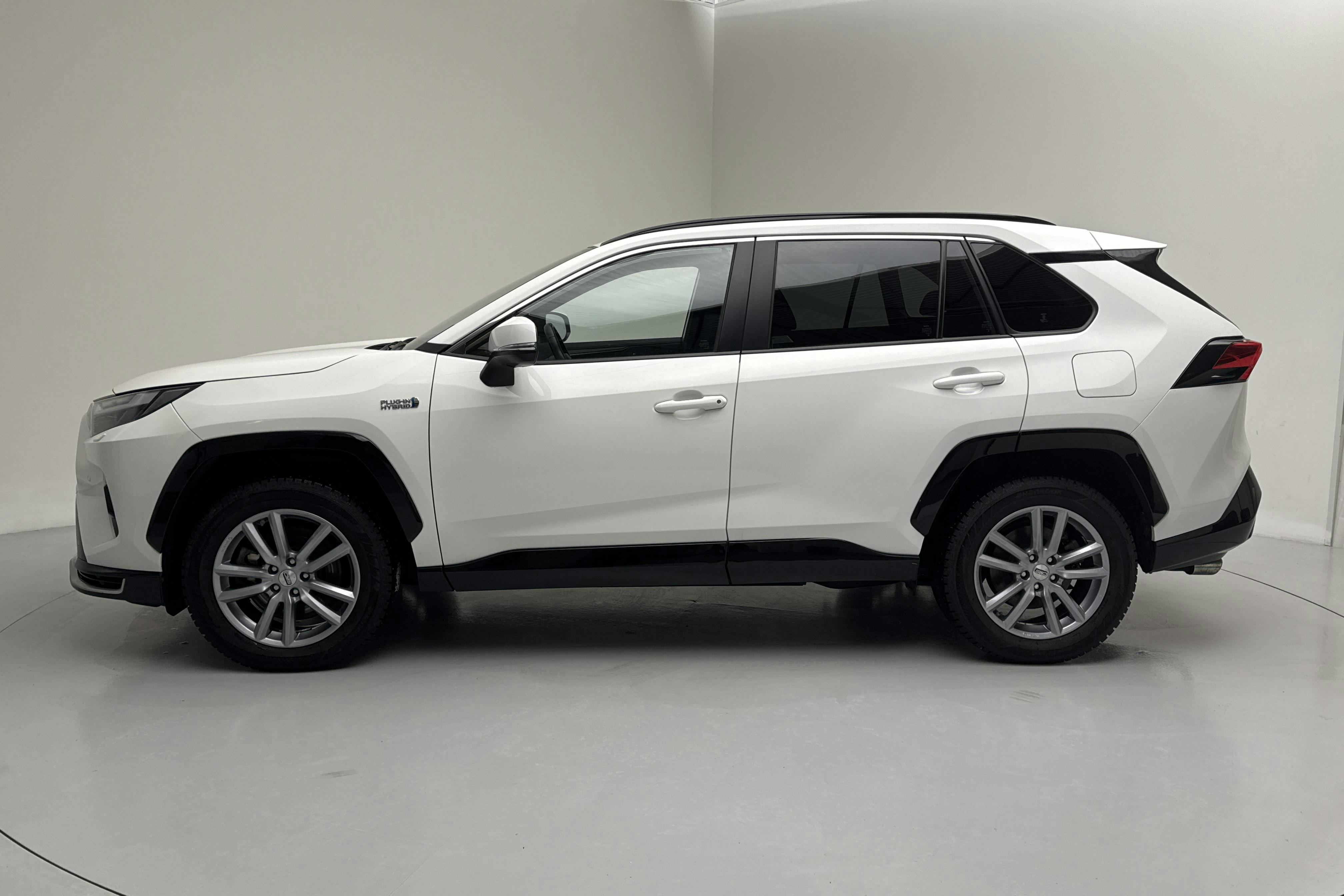 Presentationsfoto 2 av 16: Toyota RAV4 2.5 Plug-in Hybrid AWDi (306hk) - 6 511 mil - Automat - vit - 2023
