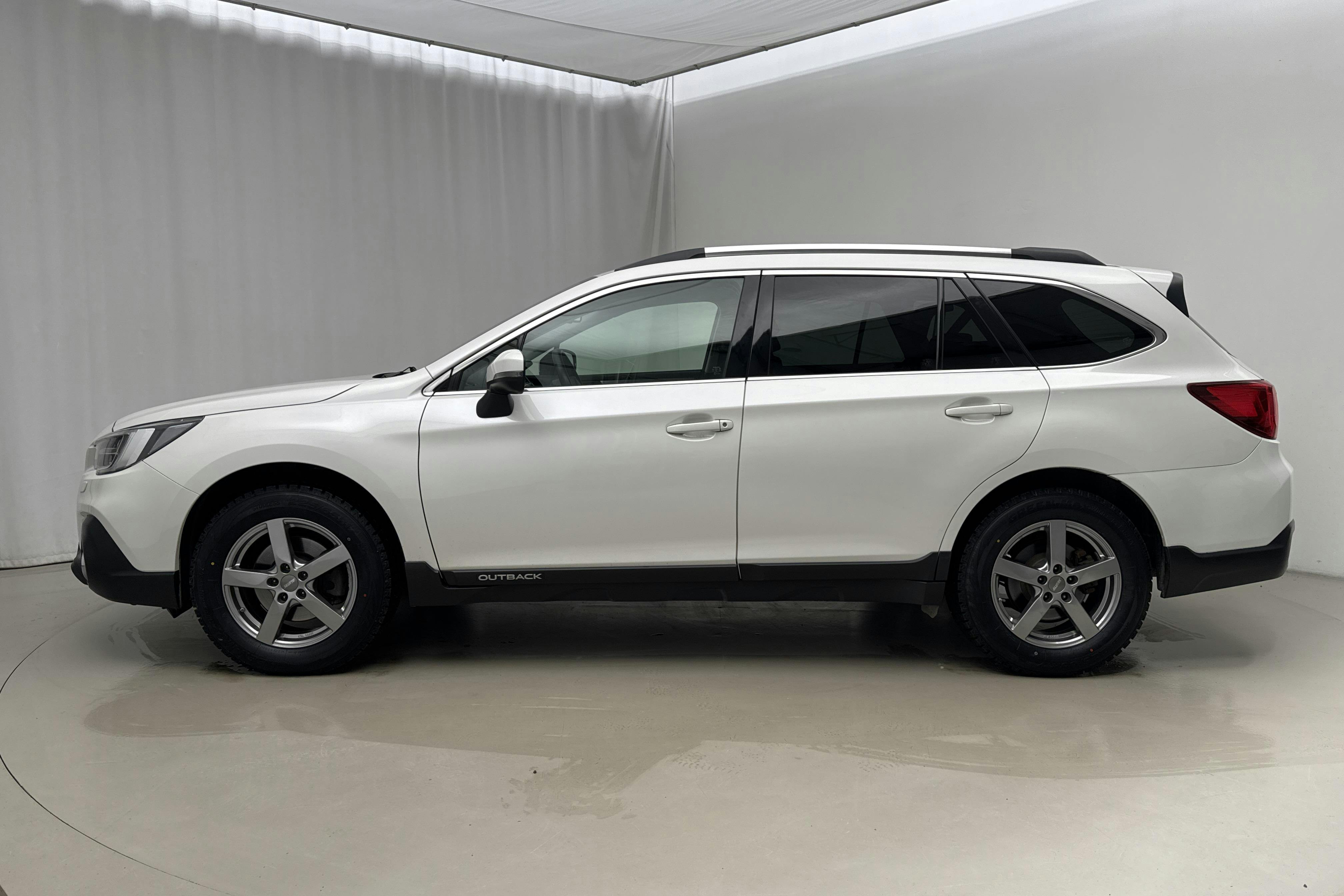 Presentationsfoto 2 av 18: Subaru Outback 2.5i 4WD (175hk) - 9 825 mil - Automat - vit - 2020