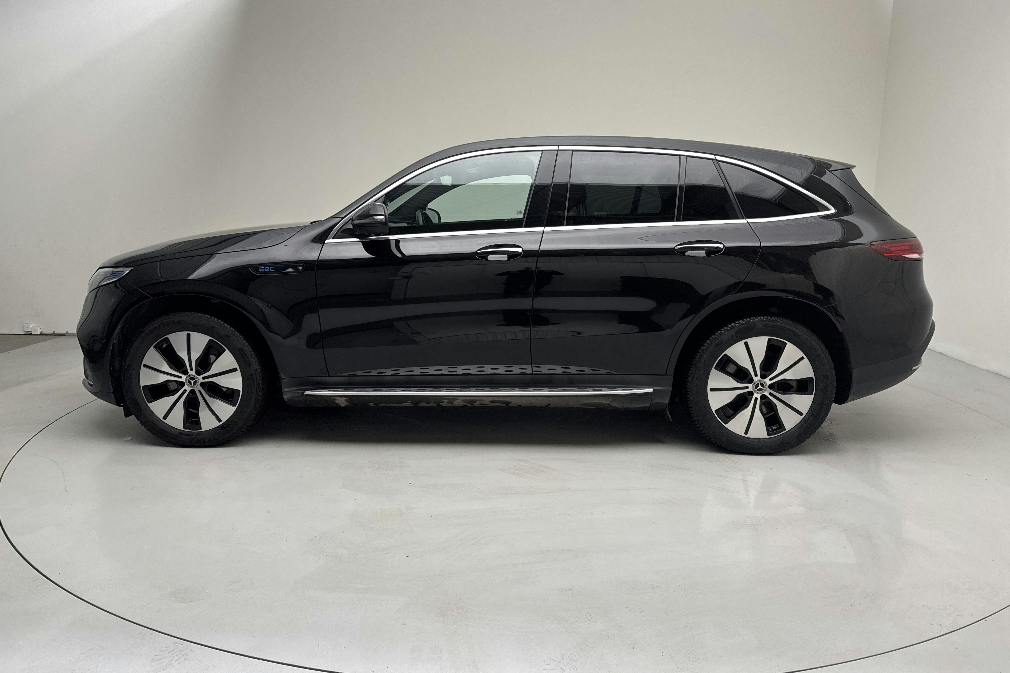 Präsentationsfoto 2 von 22: Mercedes EQC 400 4MATIC 80kWh N293 (408hk) - 142 130 Kilometer - Verkaufsautomat - Schwarz - 2021