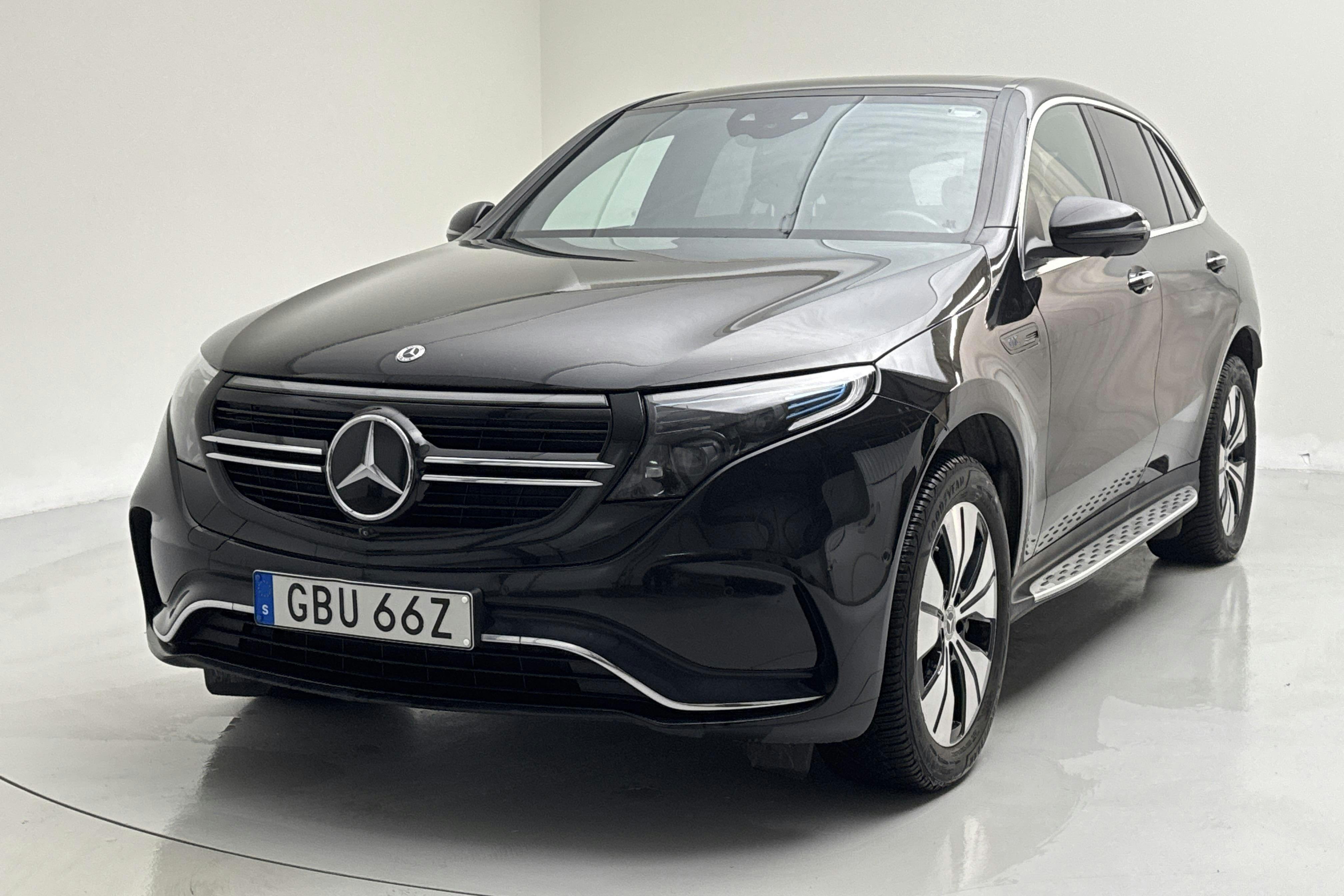 Präsentationsfoto 1 von 22: Mercedes EQC 400 4MATIC 80kWh N293 (408hk) - 142 130 Kilometer - Verkaufsautomat - Schwarz - 2021