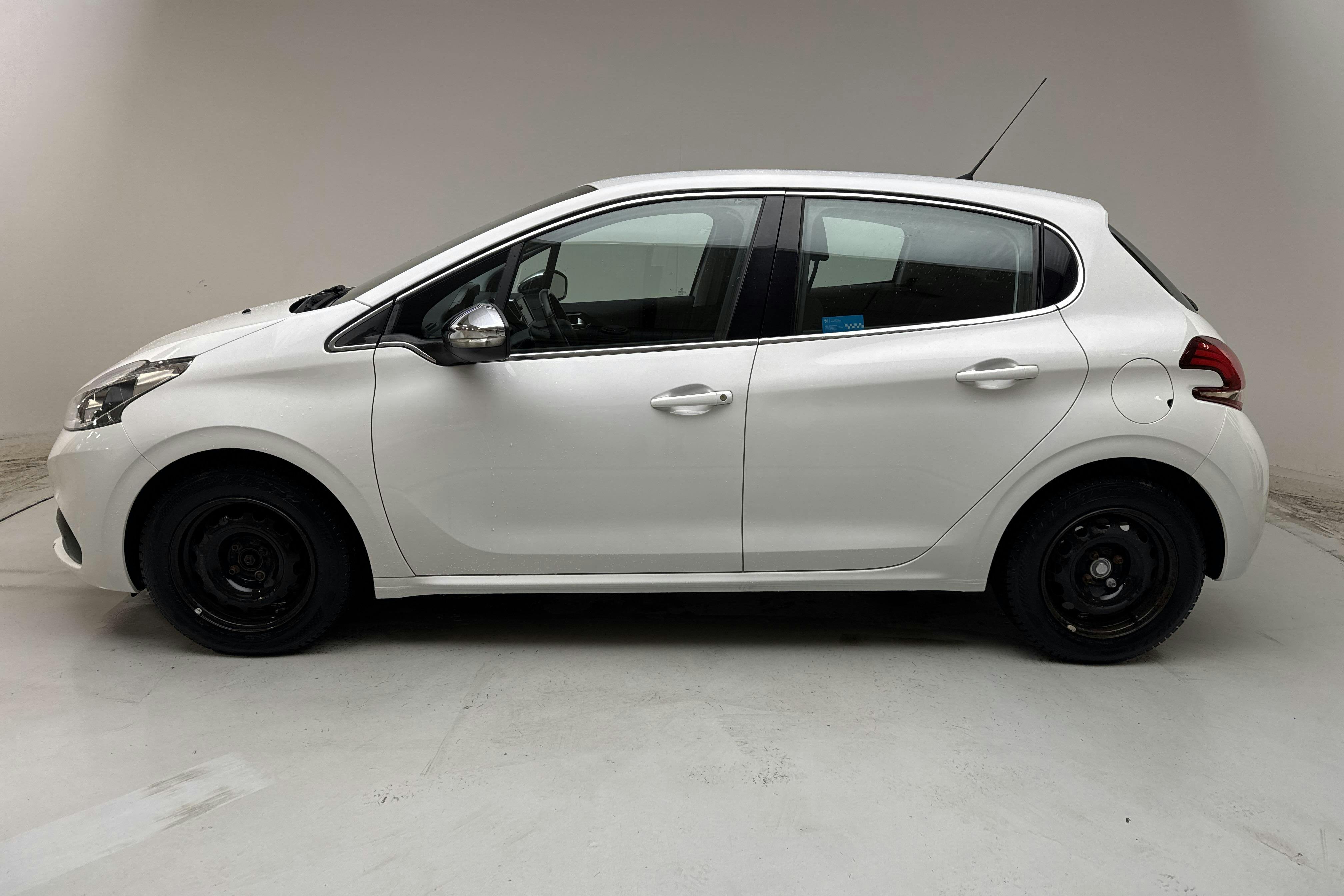 Præsentationsfoto 2 af 13: Peugeot 208 PureTech 5dr (110hk) - 69 860 kilometer - Salgsautomat - Hvid - 2017