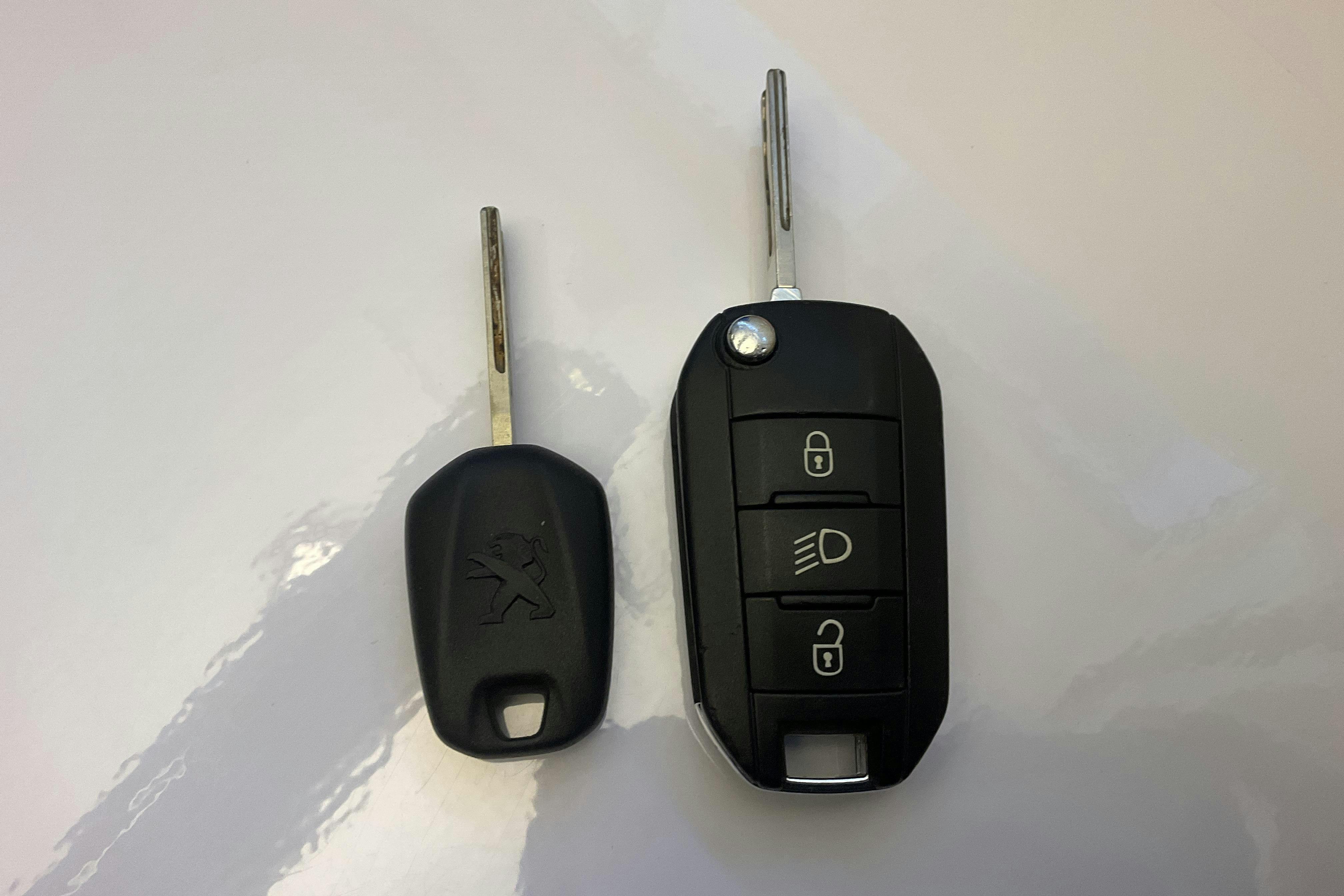 Præsentationsfoto 13 af 13: Peugeot 208 PureTech 5dr (110hk) - 69 860 kilometer - Salgsautomat - Hvid - 2017