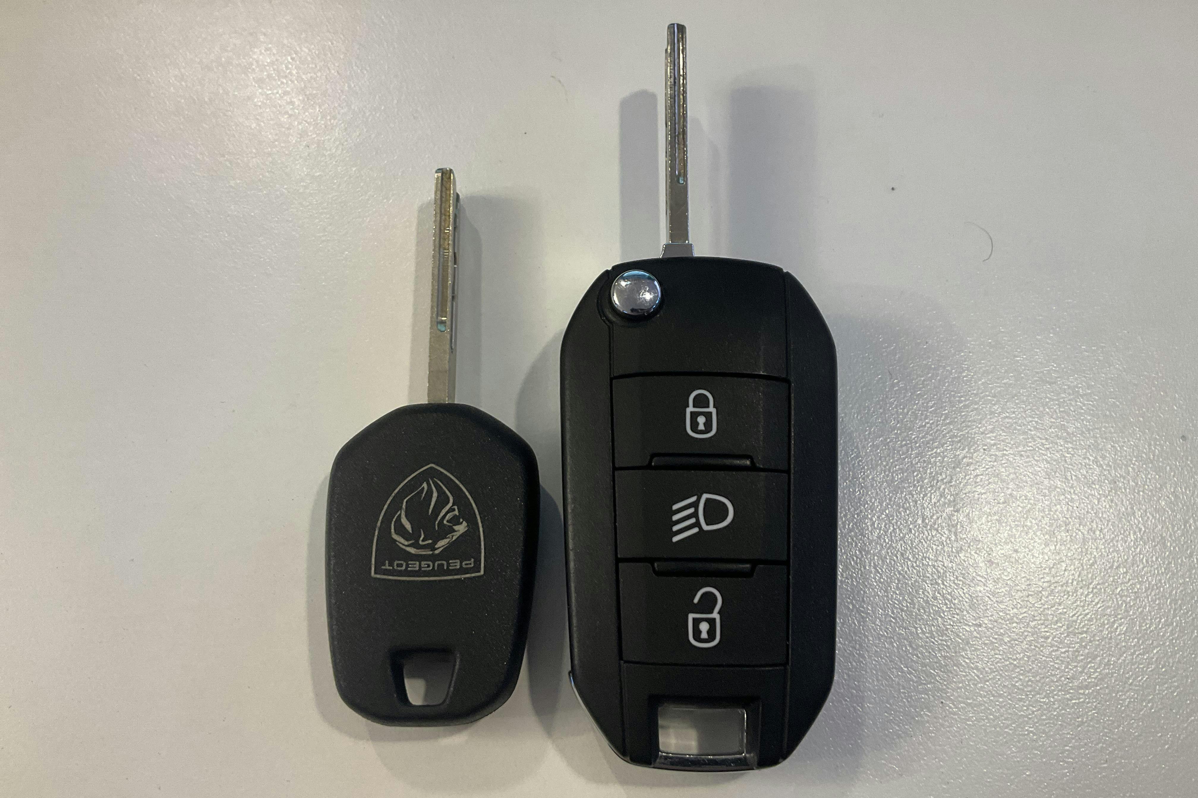 Presentation photo 13 of 13: Peugeot 2008 1.2 PureTech (130hk) - 26 990 km - Manual - black - 2024