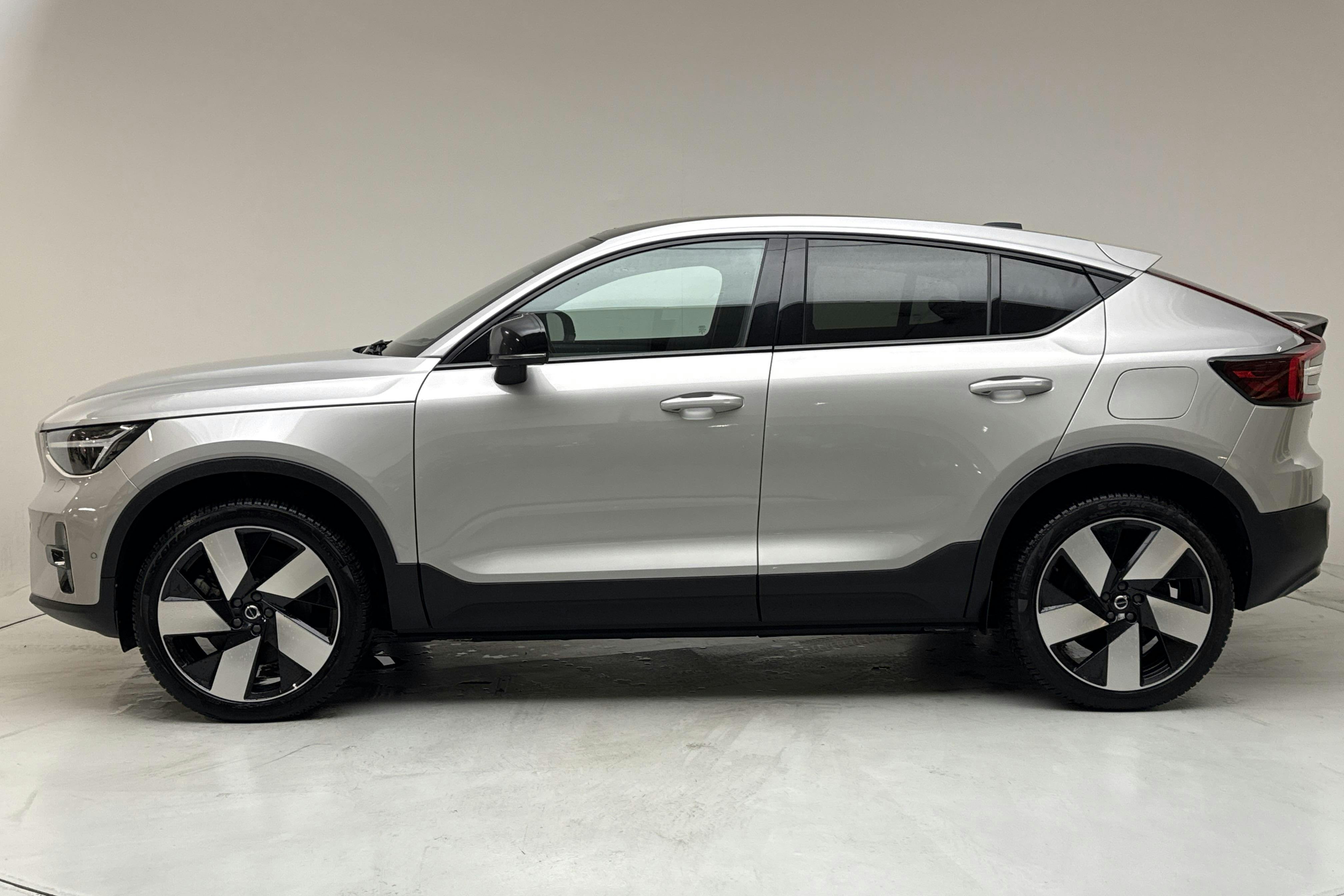 Presentationsfoto 2 av 19: Volvo C40 Recharge (231hk) - 10 770 mil - Automat - silver - 2023