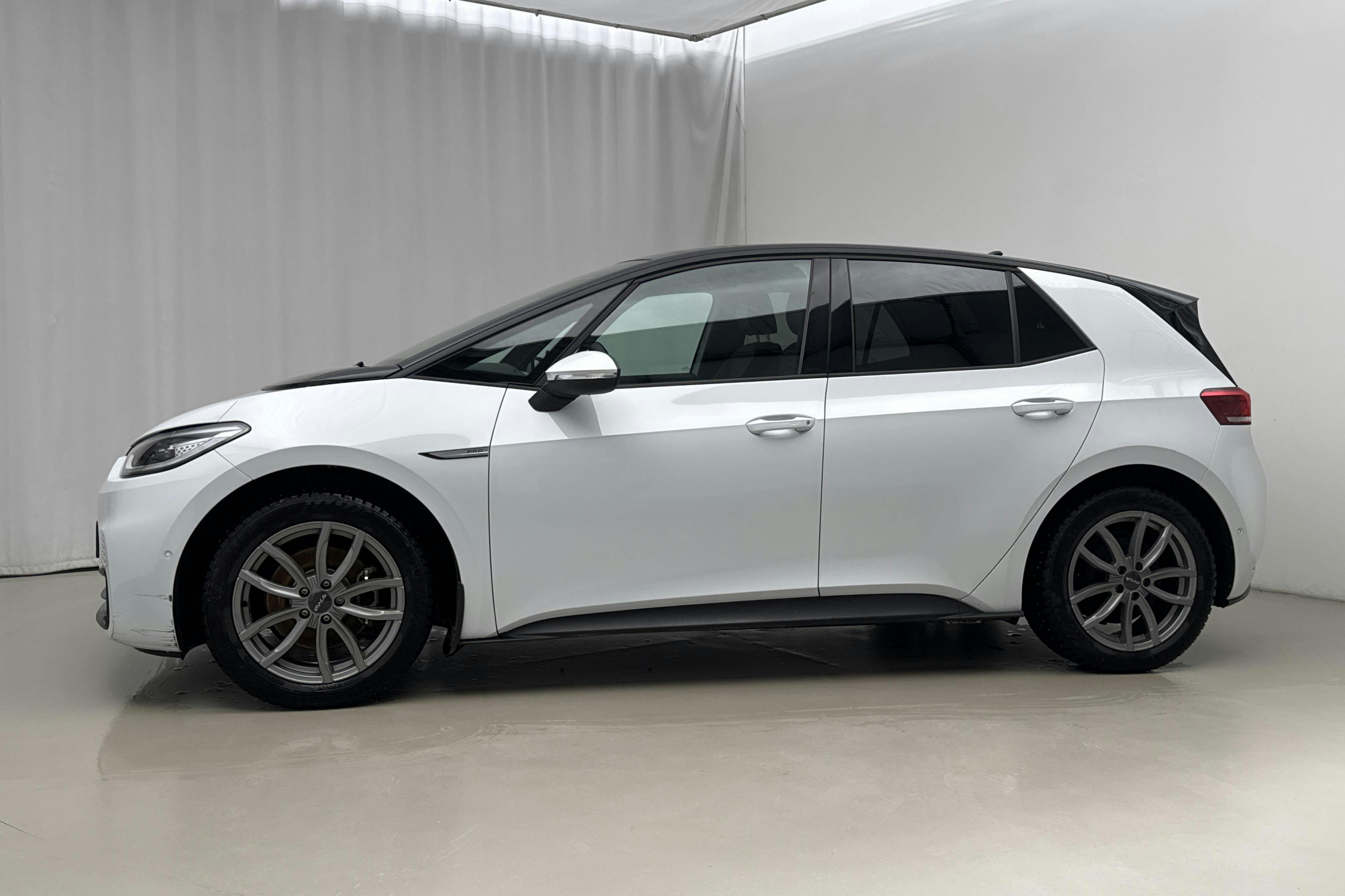 Præsentationsfoto 2 af 25: VW ID.3 58kWh (204hk) - 16 680 kilometer - Salgsautomat - Hvid - 2023