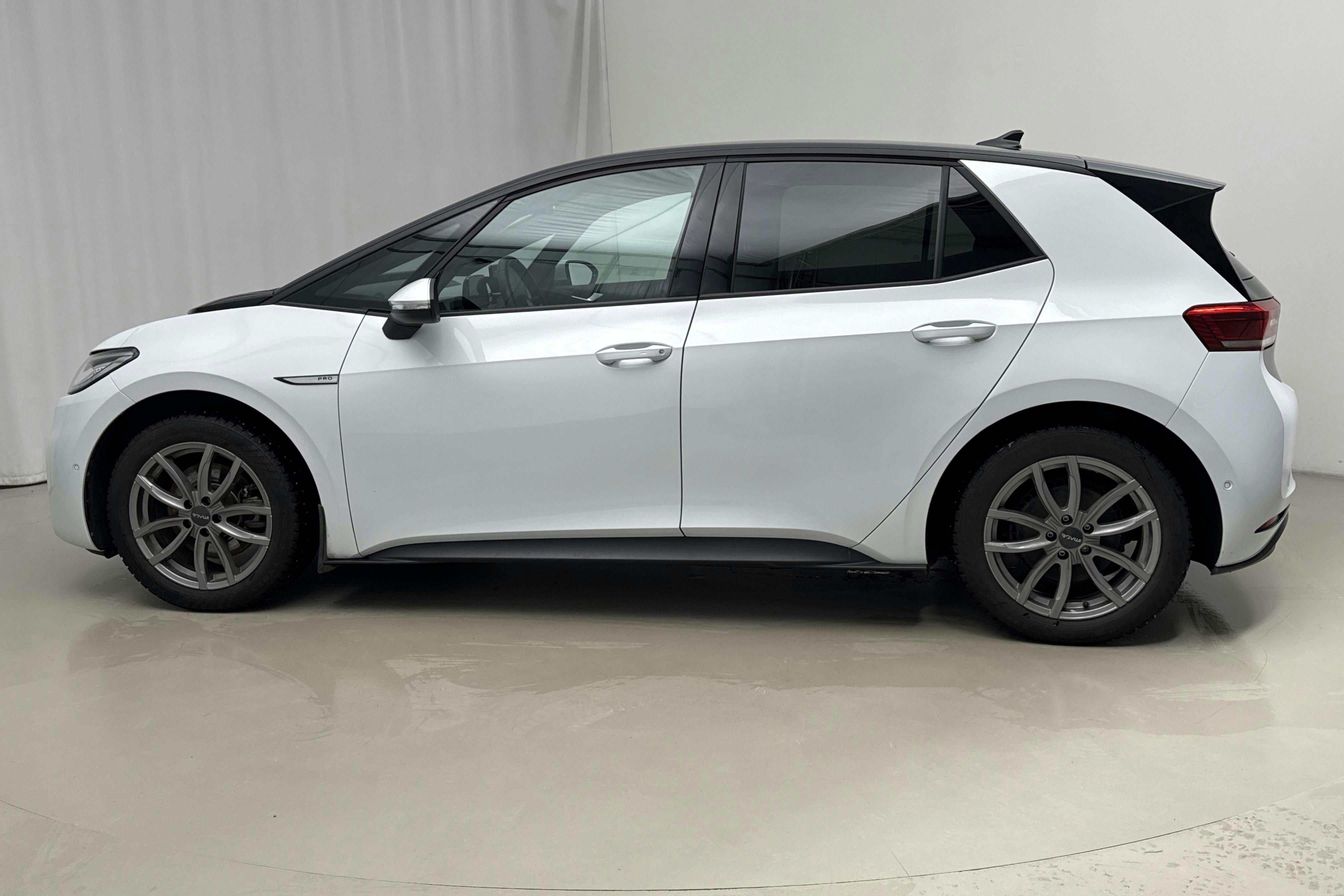 Præsentationsfoto 2 af 18: VW ID.3 58kWh (204hk) - 23 690 kilometer - Salgsautomat - Hvid - 2023