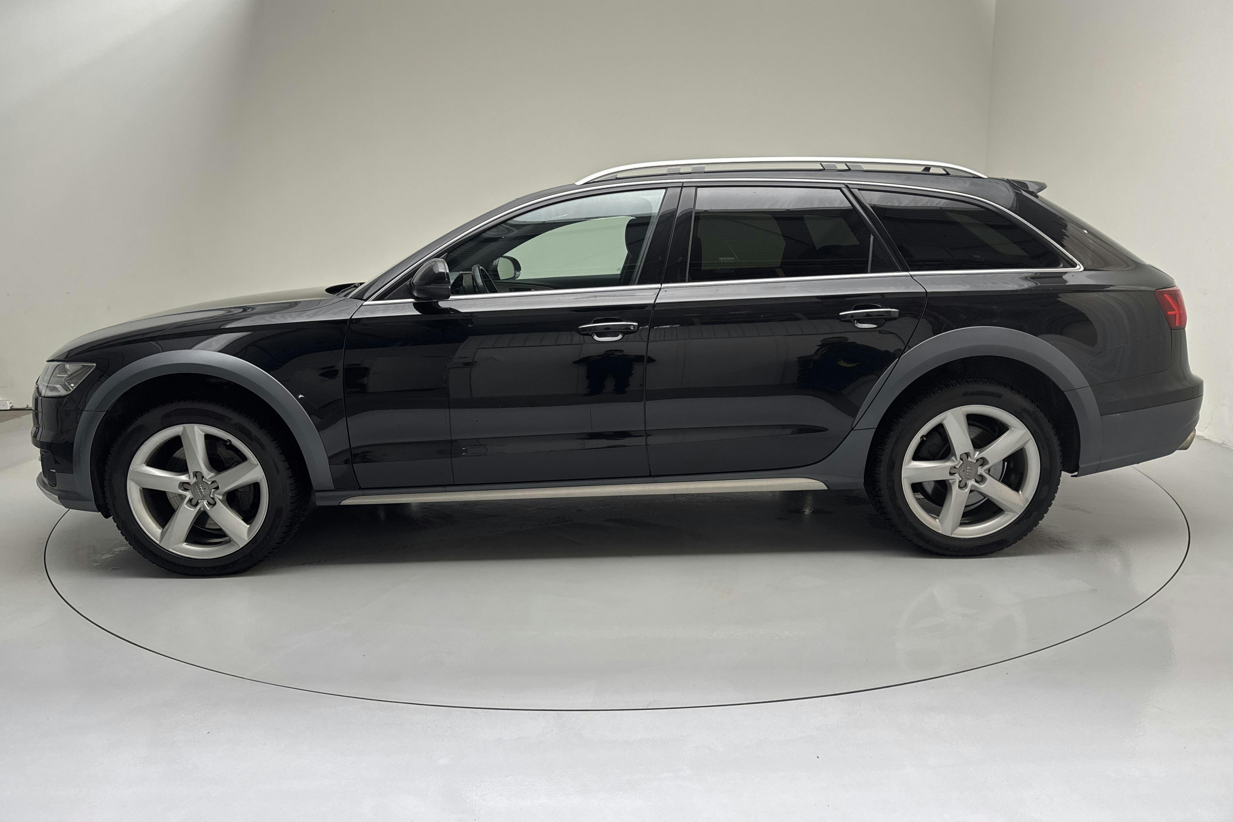 Presentationsfoto 2 av 14: Audi A6 Allroad 3.0 TDI quattro (320hk) - 23 592 mil - Automat - svart - 2017