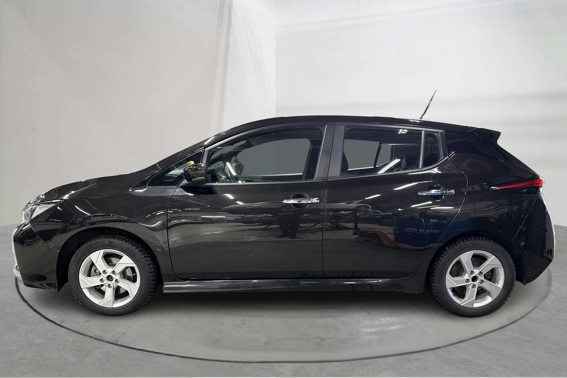 Presentationsfoto 2 av 16: Nissan LEAF 5dr 39kWh (150hk) - 4 947 mil - Automat - svart - 2021
