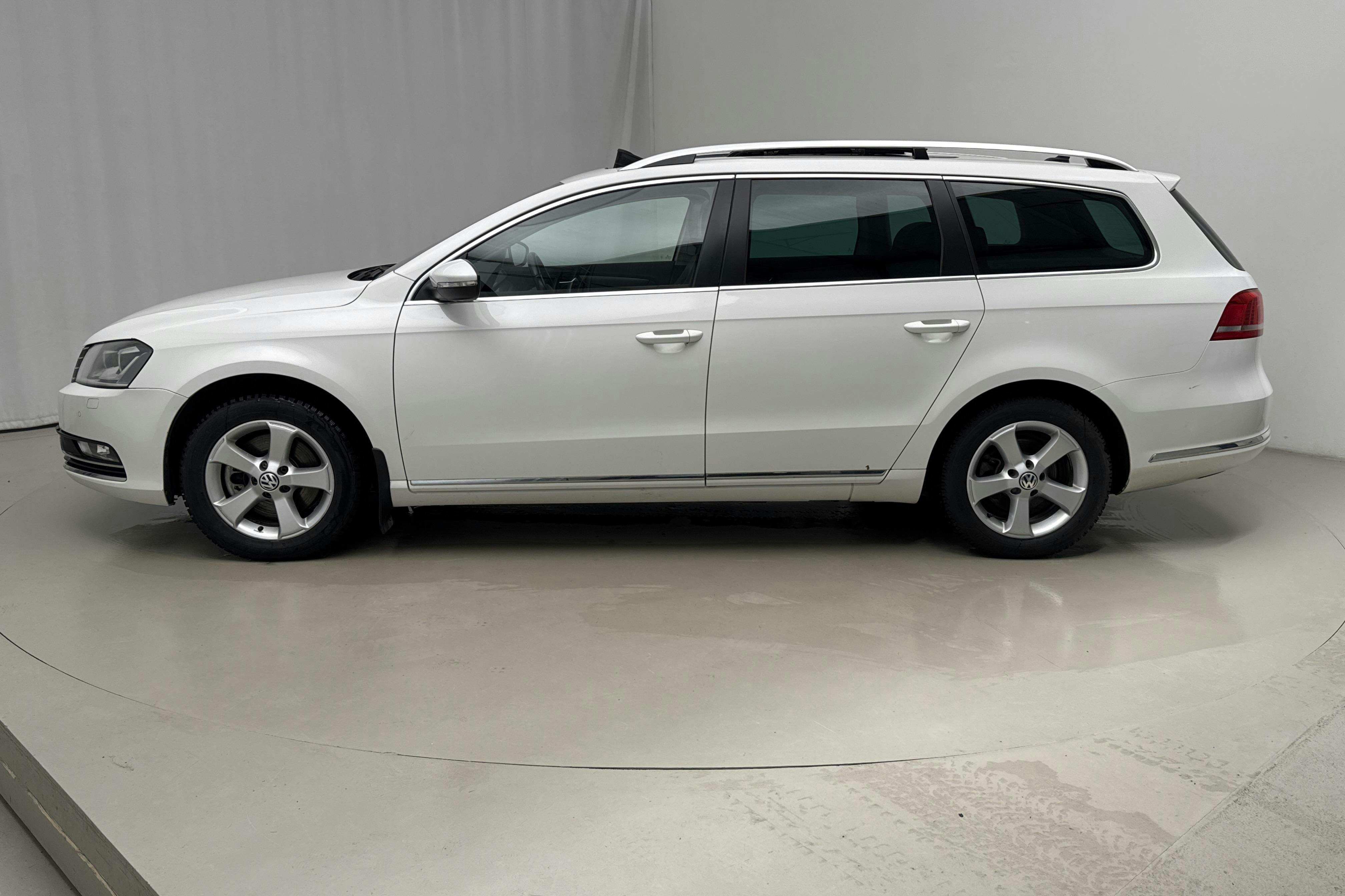 Esittelykuva 2 osoitteesta 16: VW Passat 1.4 TSI EcoFuel Variant (150hk) - 164 760 km - Automaattinen - valkoinen - 2013