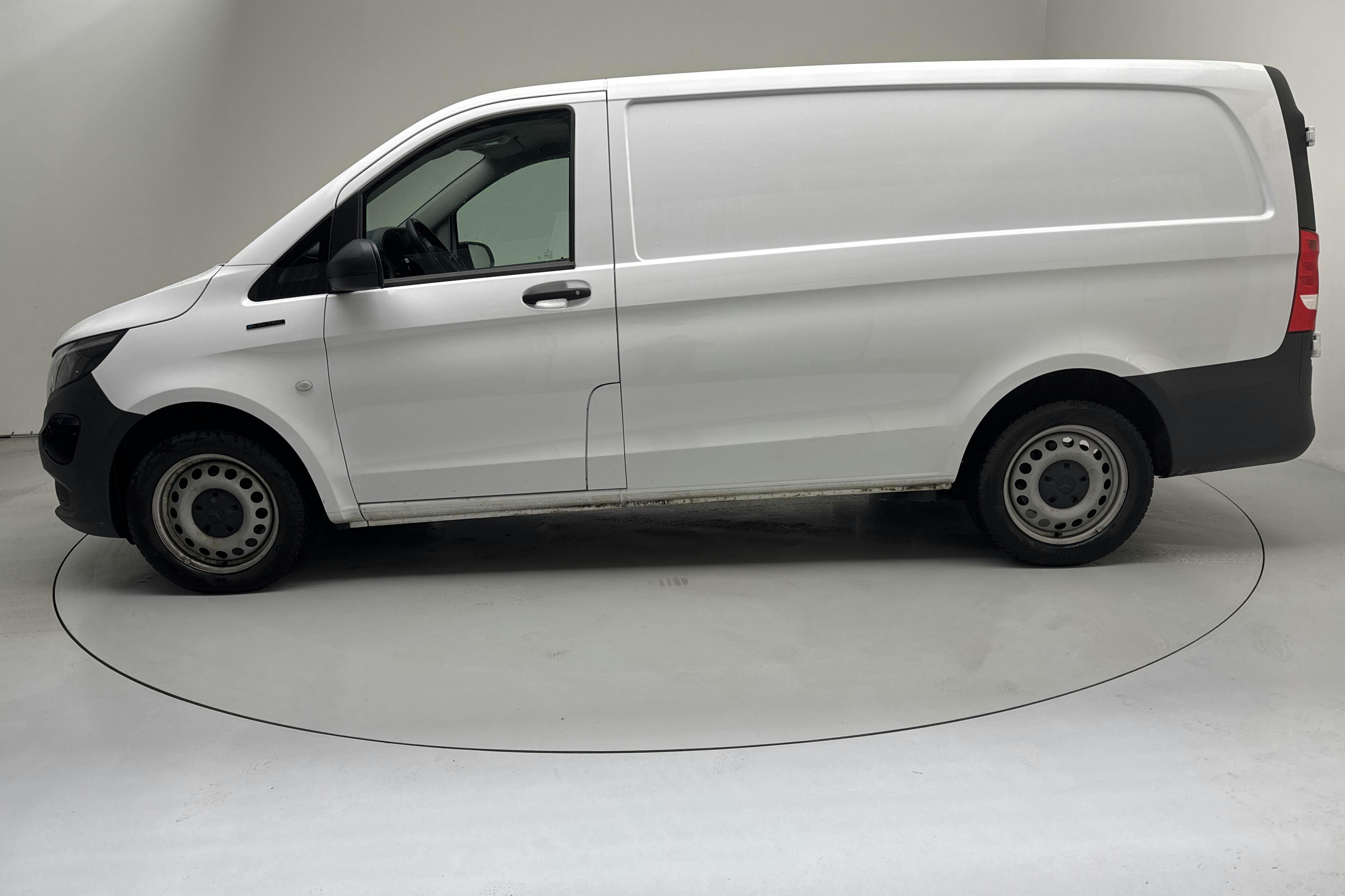 Presentationsfoto 2 av 12: Mercedes eVito Skåp 60kWh W640 (116hk) - 6 046 mil - Automat - vit - 2024