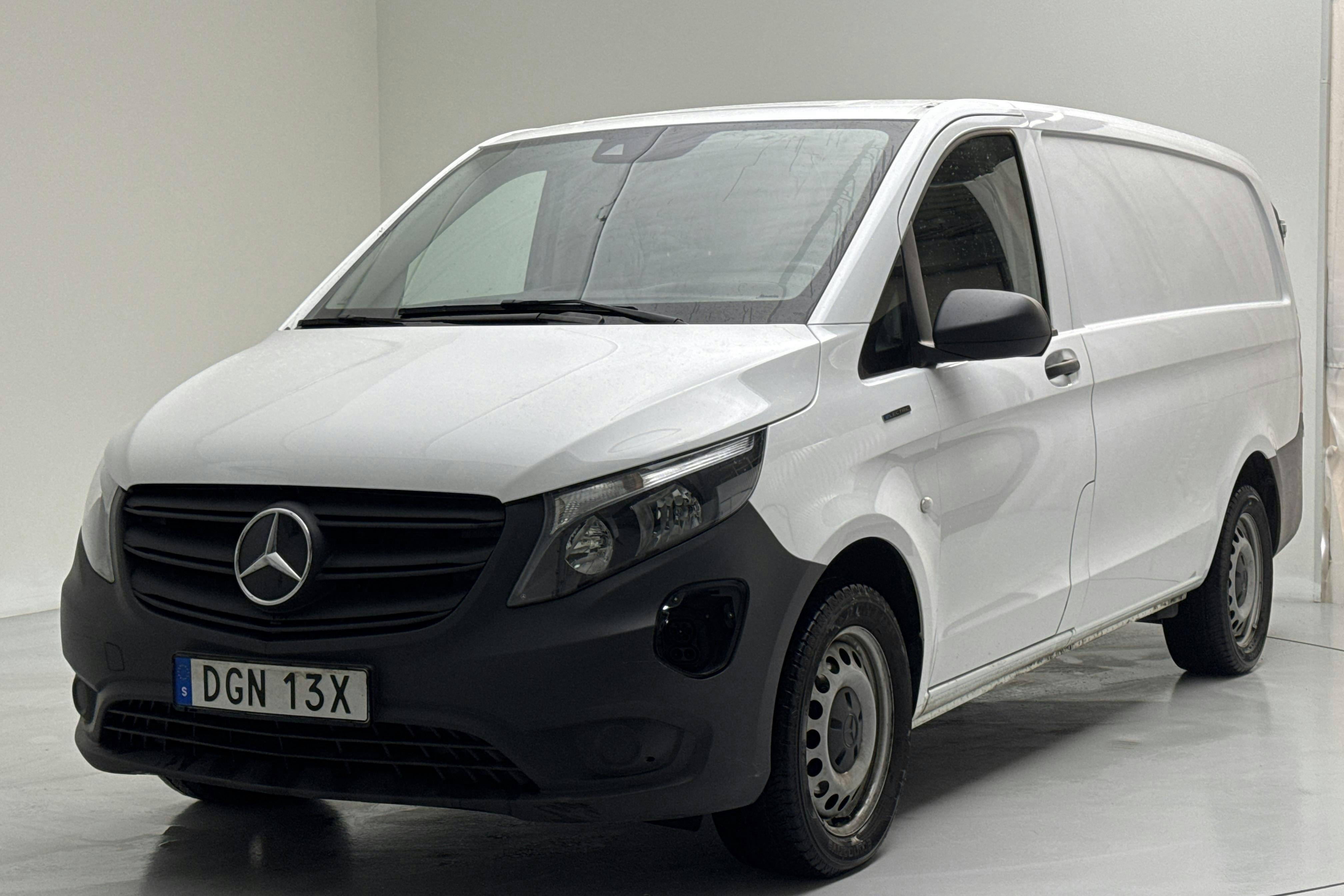 Presentationsfoto 1 av 12: Mercedes eVito Skåp 60kWh W640 (116hk) - 6 046 mil - Automat - vit - 2024