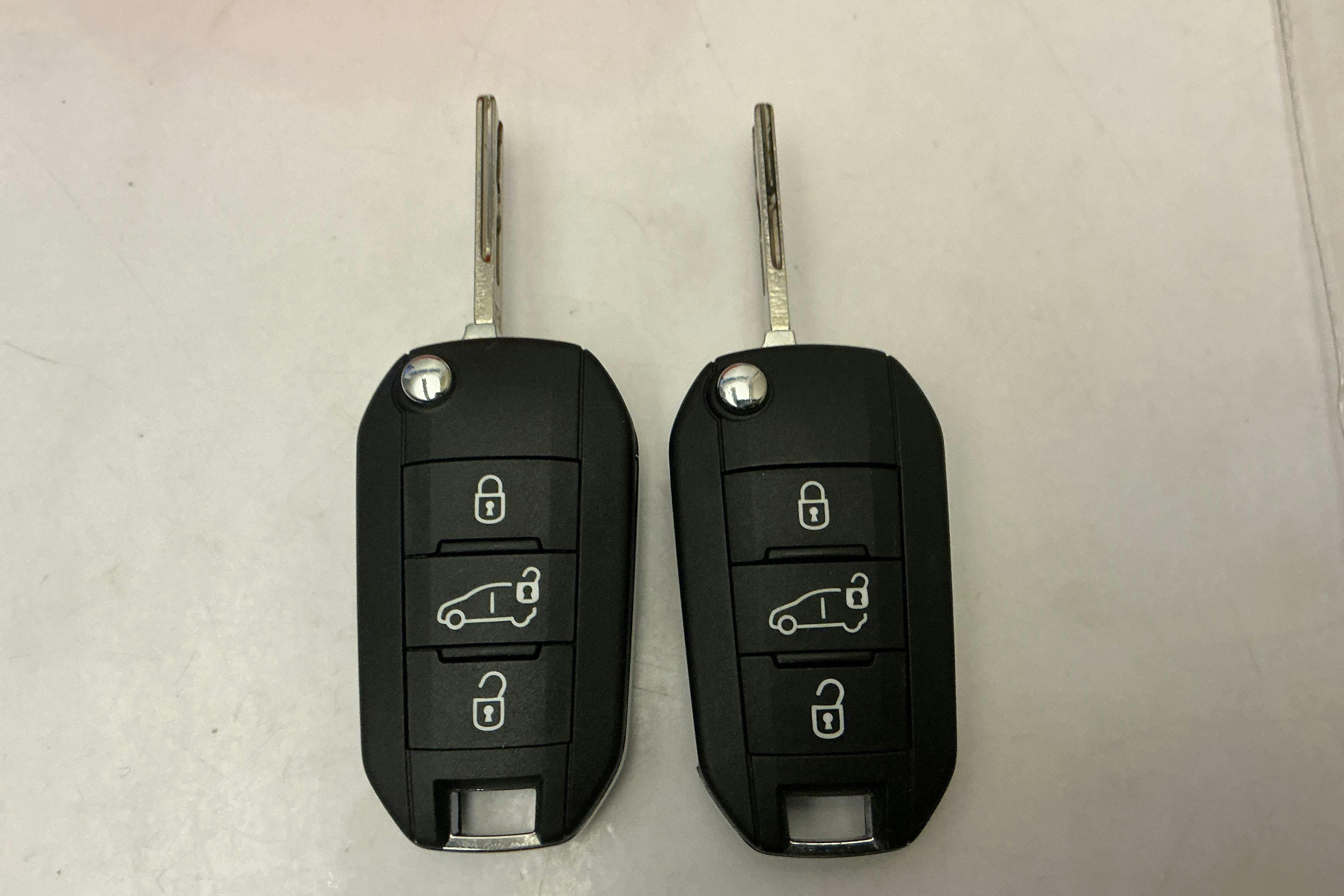 Presentation photo 17 of 17: Peugeot e-Expert Skåp 75kWh (136hk) - 10 820 km - Automatic - white - 2023