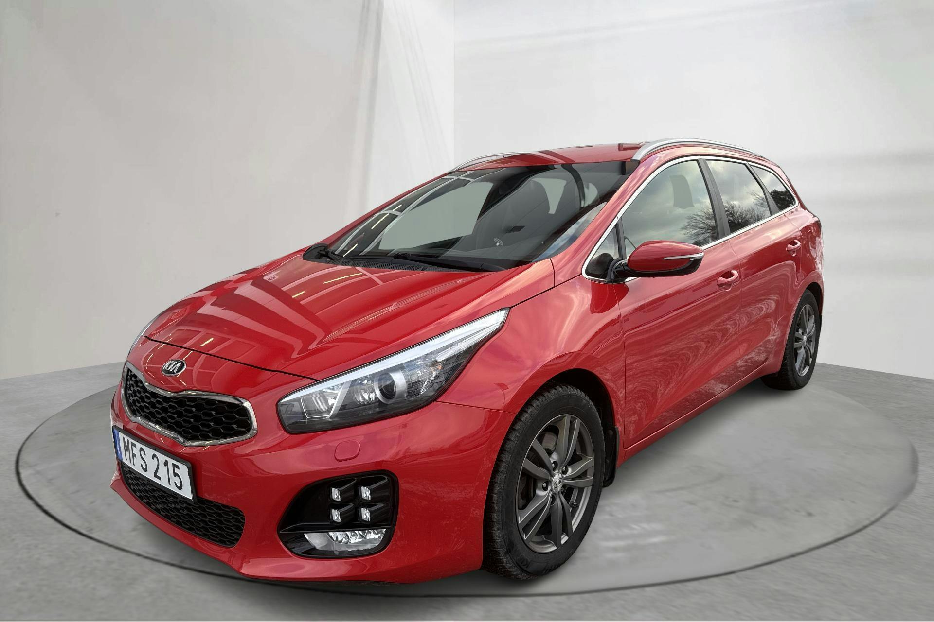 Presentationsfoto 1 av 16: KIA Cee'd 1.6 CRDi SW (136hk) - 13 399 mil - Automat - röd - 2016
