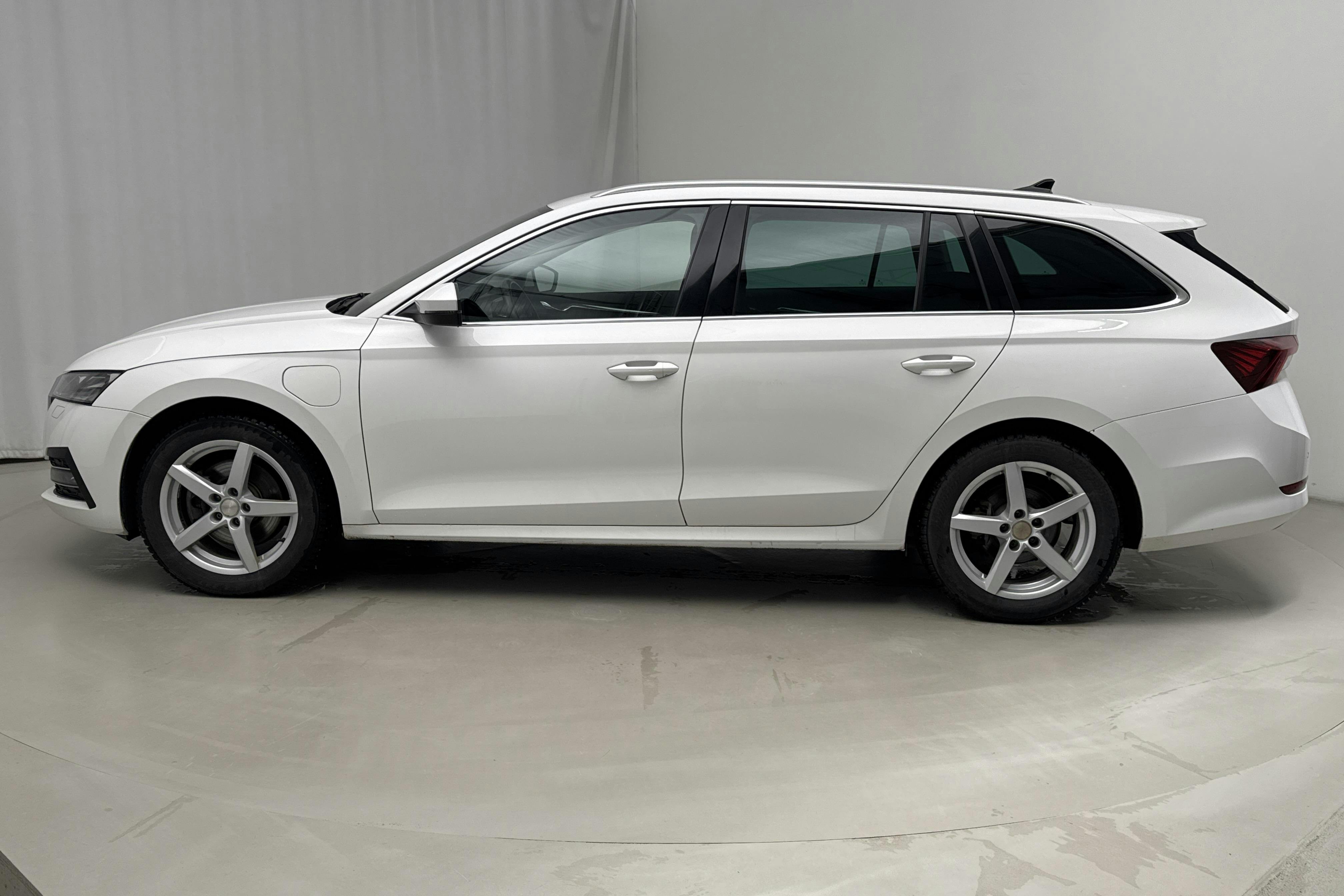 Presentationsfoto 2 av 19: Skoda Octavia 1.4 iV PHEV Combi (204hk) - 9 987 mil - Automat - vit - 2022